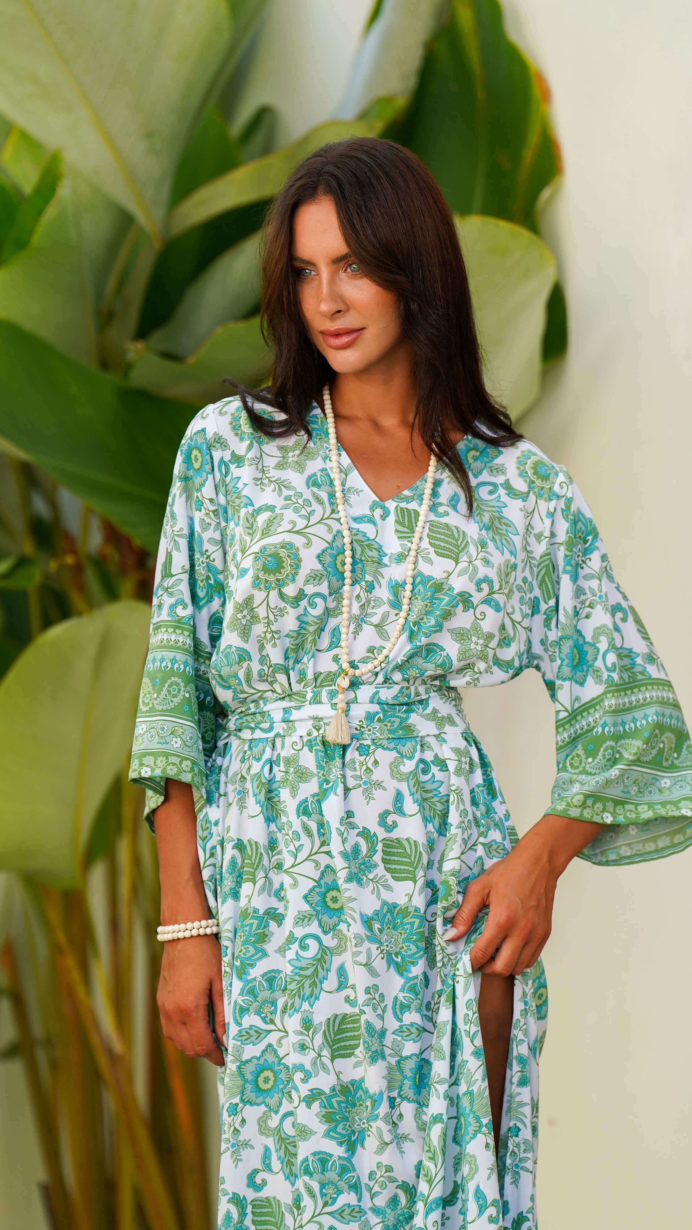 Hvitt perlesmykke av keramikk med dusk - Cosmos halskjede