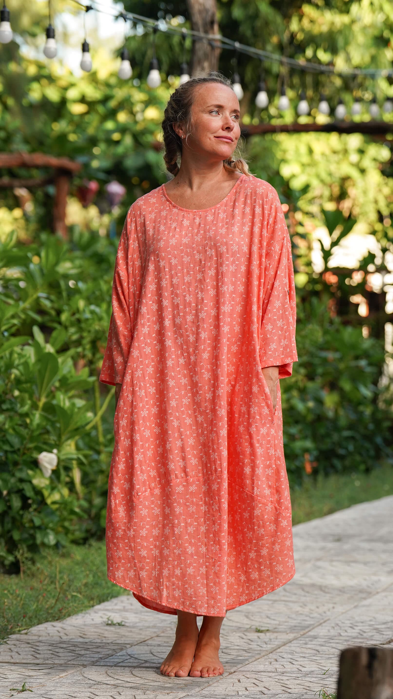 Korallfarget vid midikjole