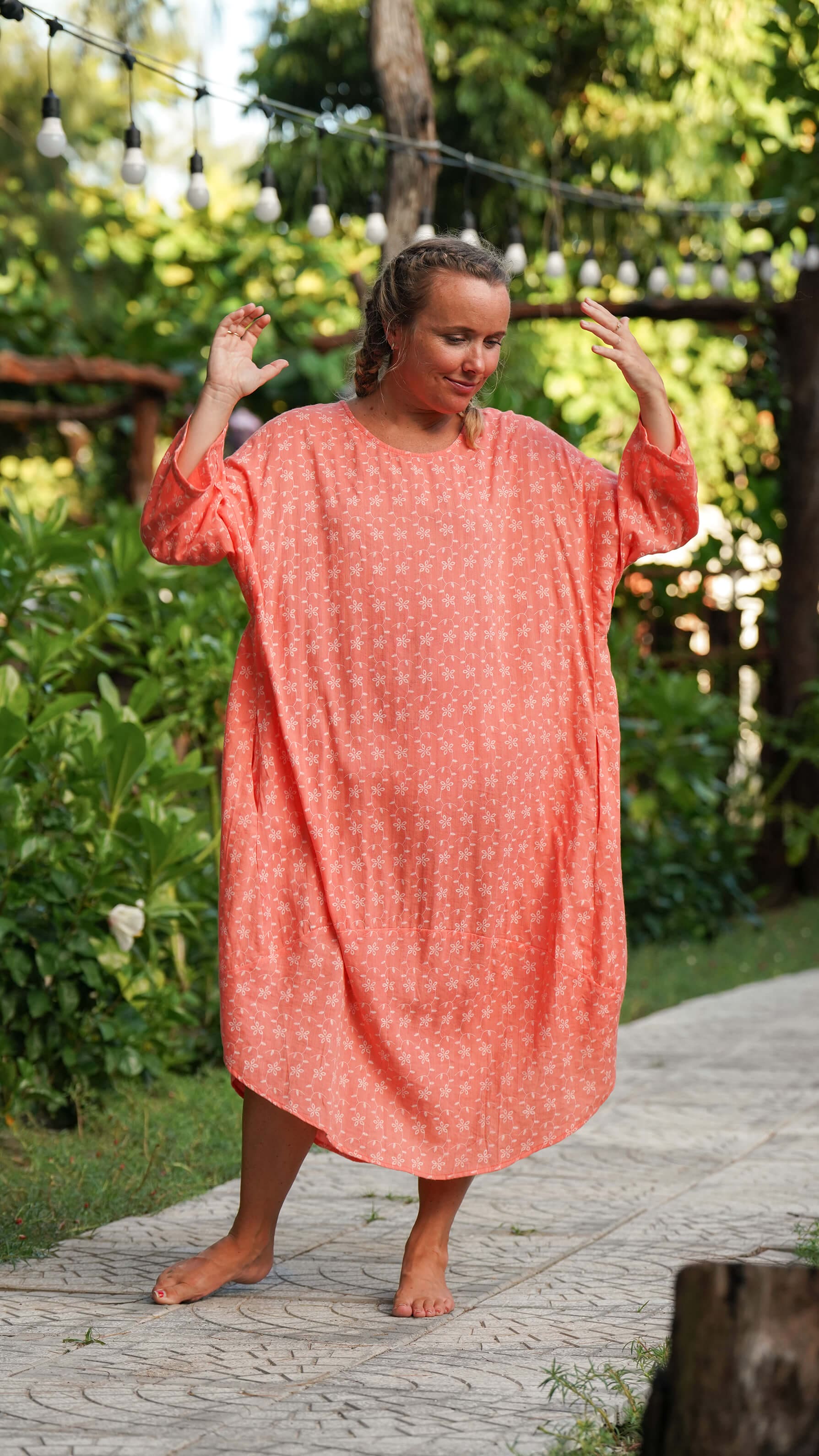 Korallfarget vid midikjole