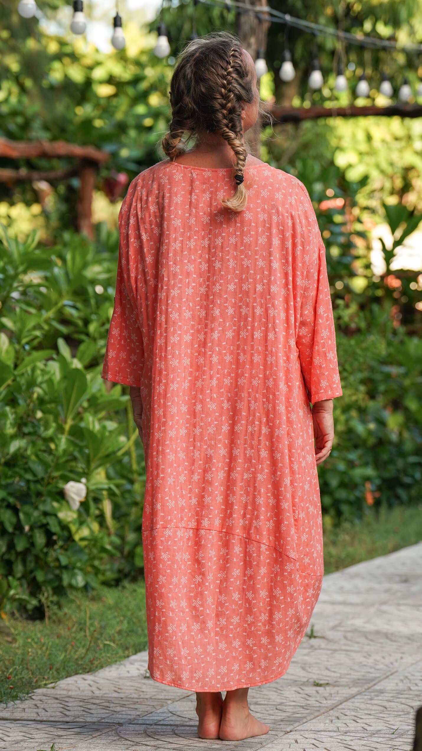 Korallfarget vid midikjole