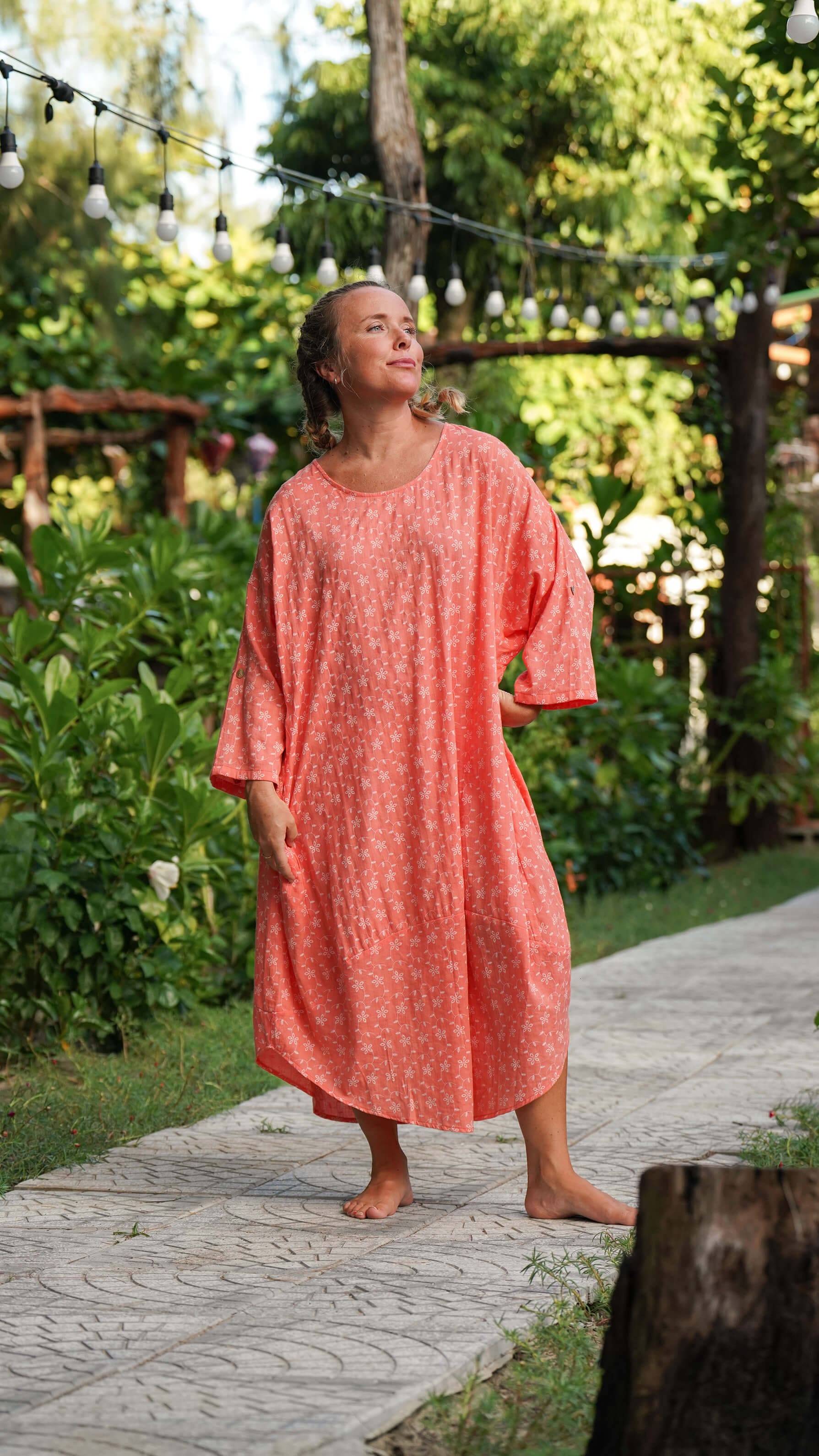 Korallfarget vid midikjole