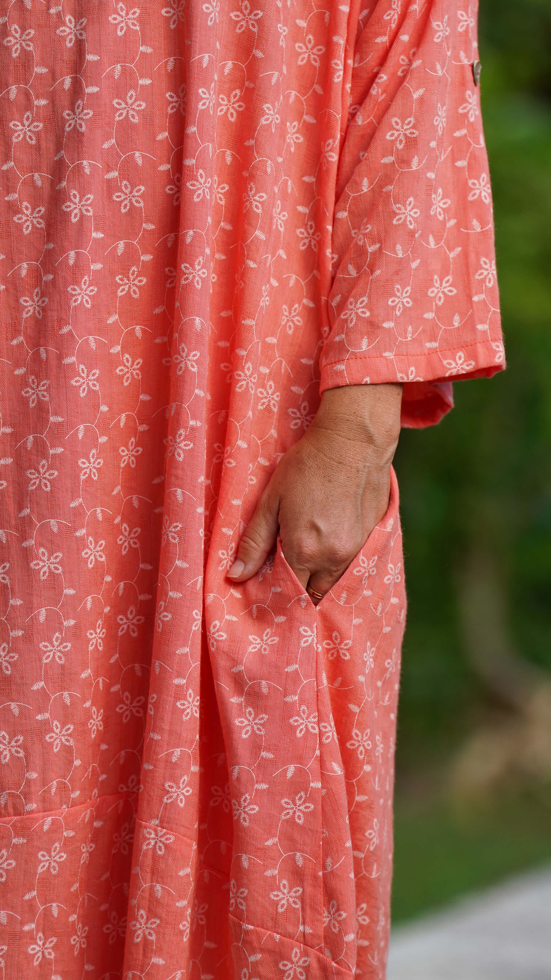 Korallfarget vid midikjole