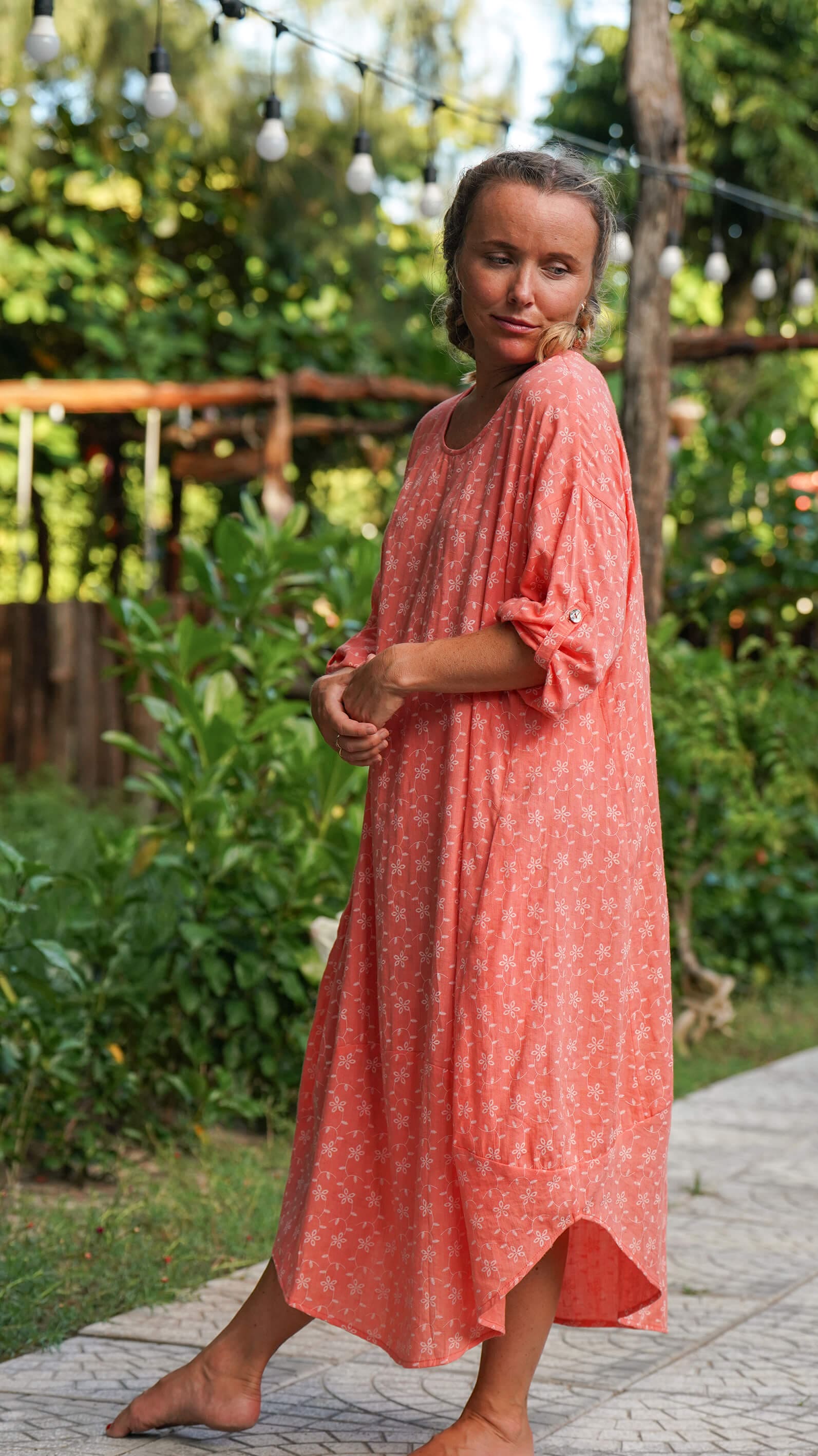 Korallfarget vid midikjole