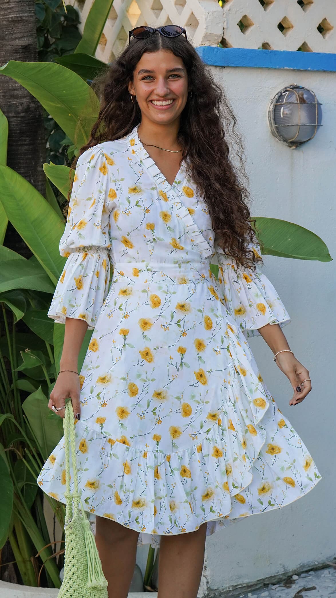 Kort hvit omslagskjole med gule blomster - Syrin sommerkjole