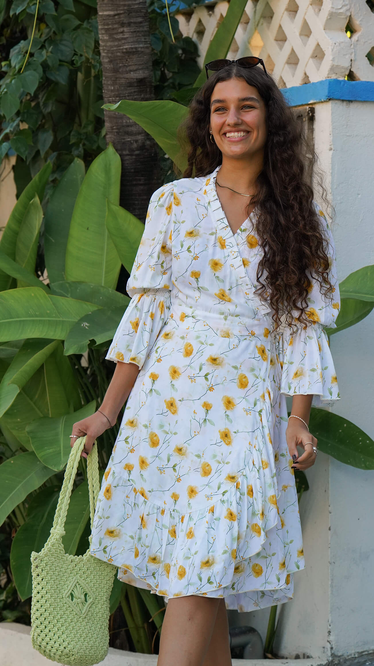 Kort hvit omslagskjole med gule blomster - Syrin sommerkjole