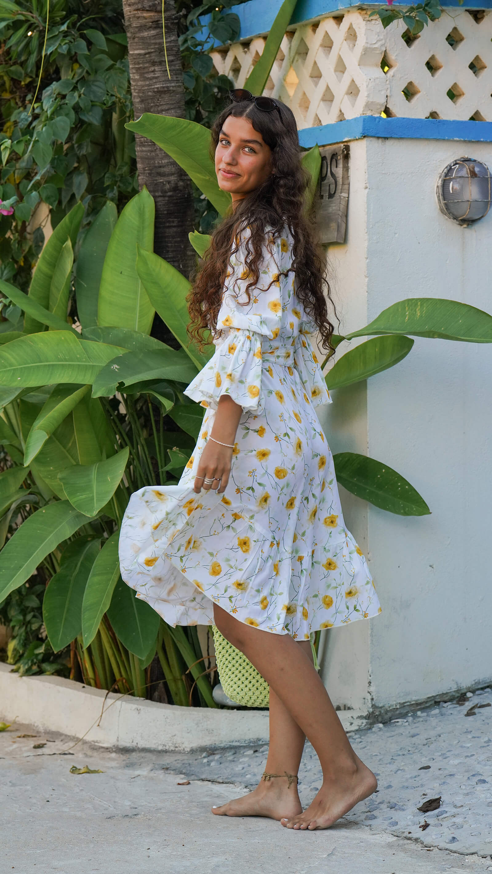 Kort hvit omslagskjole med gule blomster - Syrin sommerkjole