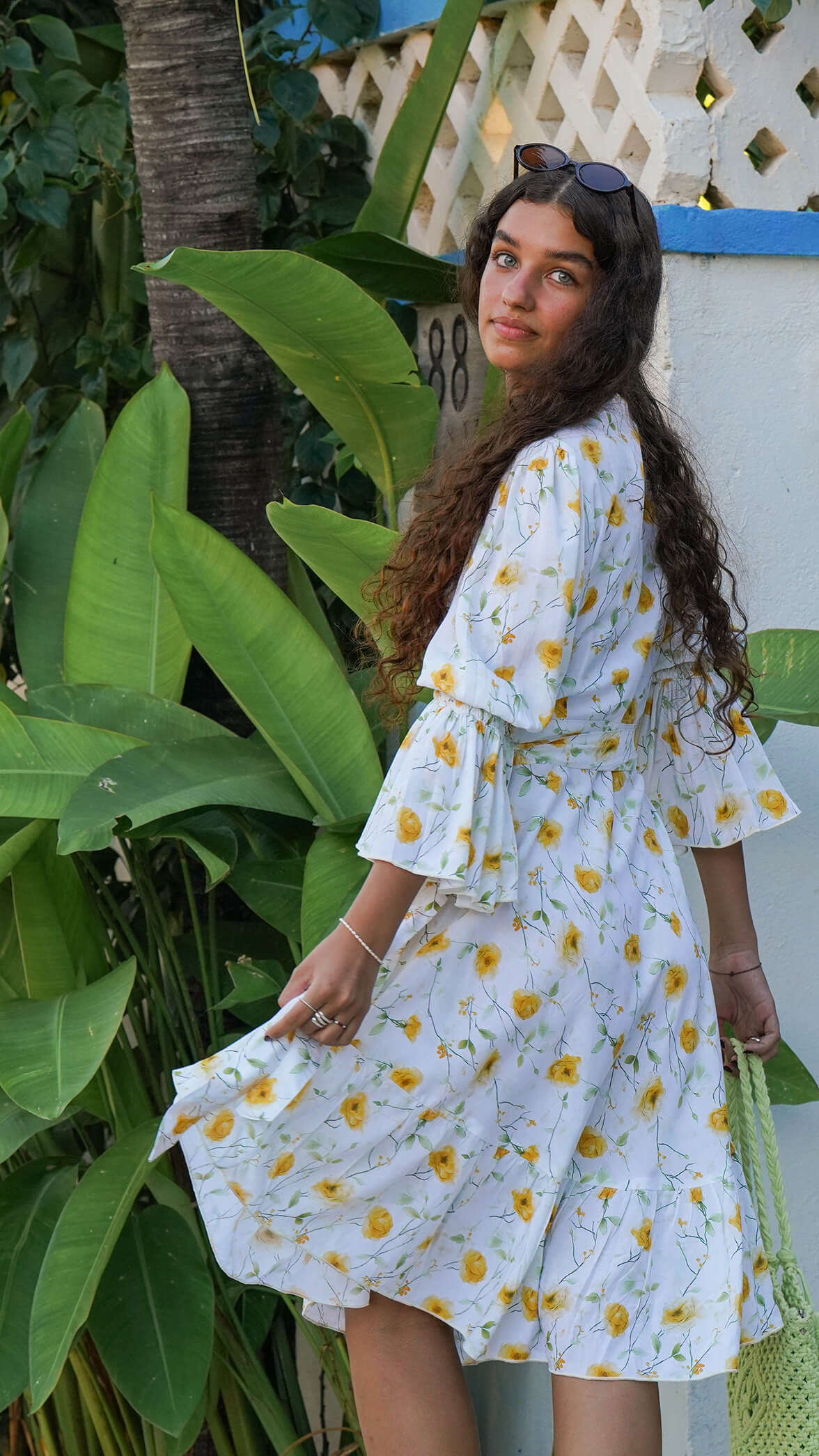 Kort hvit omslagskjole med gule blomster - Syrin sommerkjole