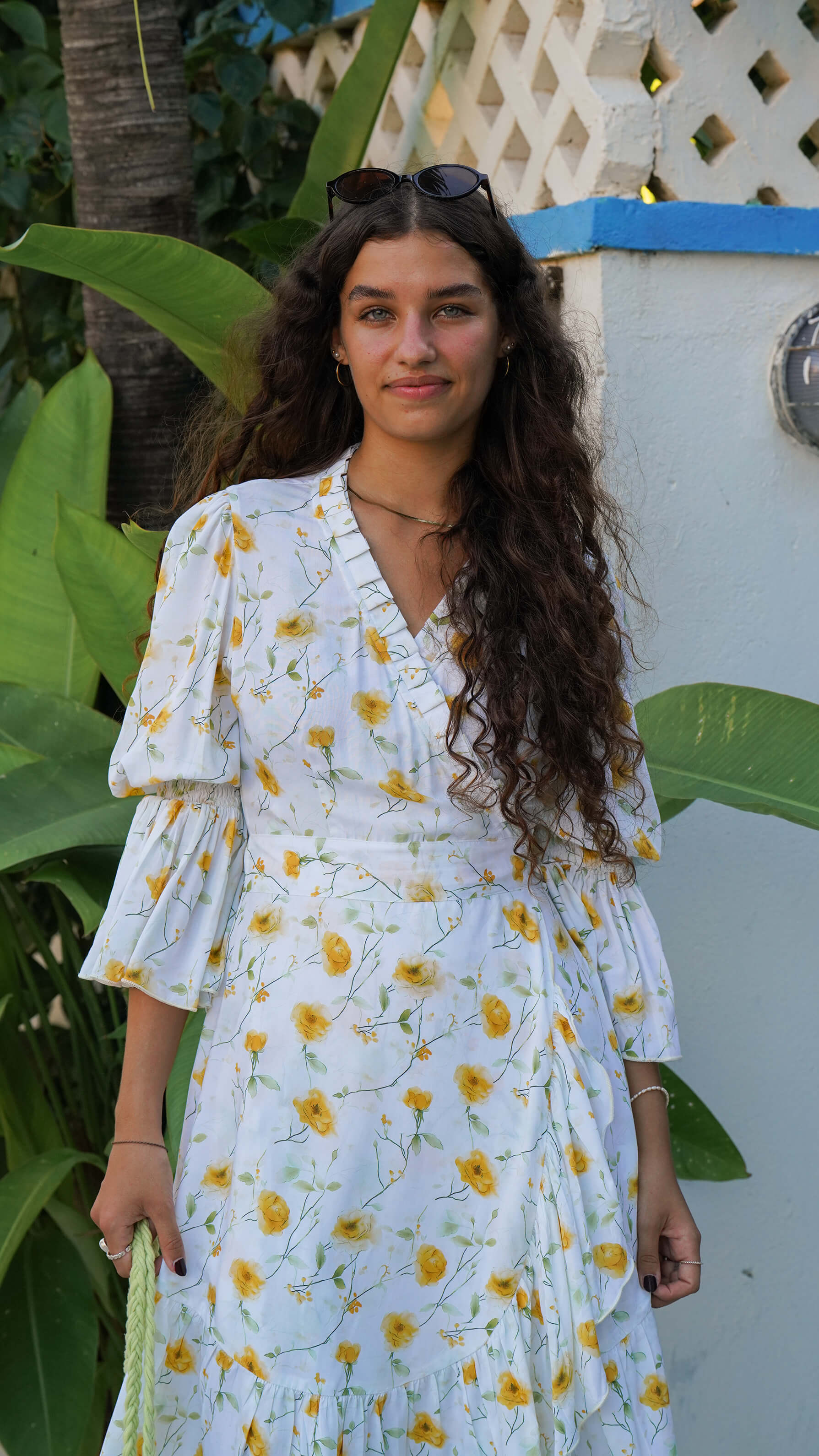 Kort hvit omslagskjole med gule blomster - Syrin sommerkjole