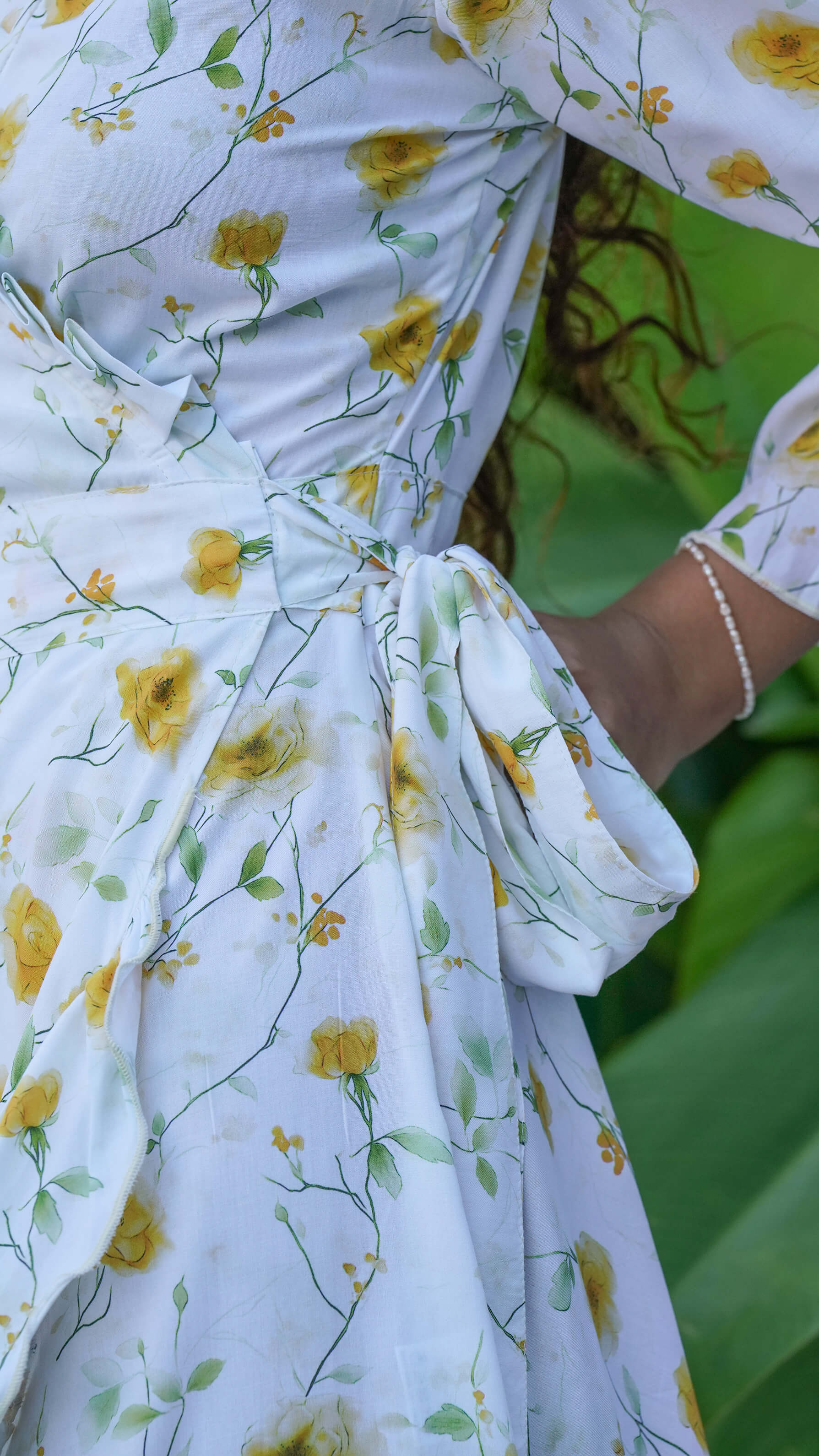 Kort hvit omslagskjole med gule blomster - Syrin sommerkjole