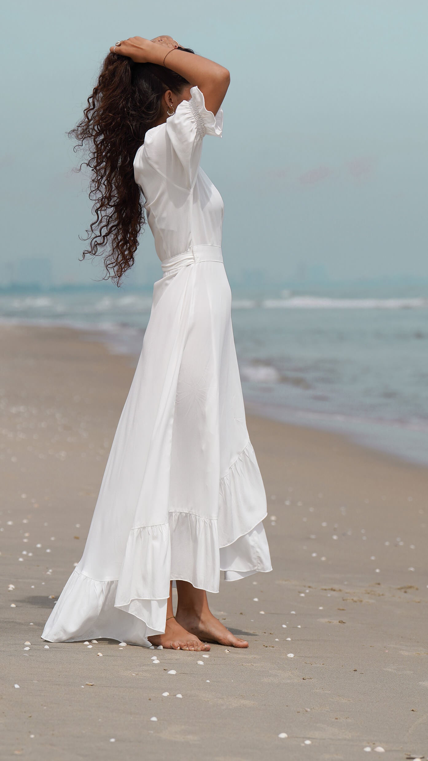 Hvit lang omslagskjole i bomull - Syrin fotsid kjole