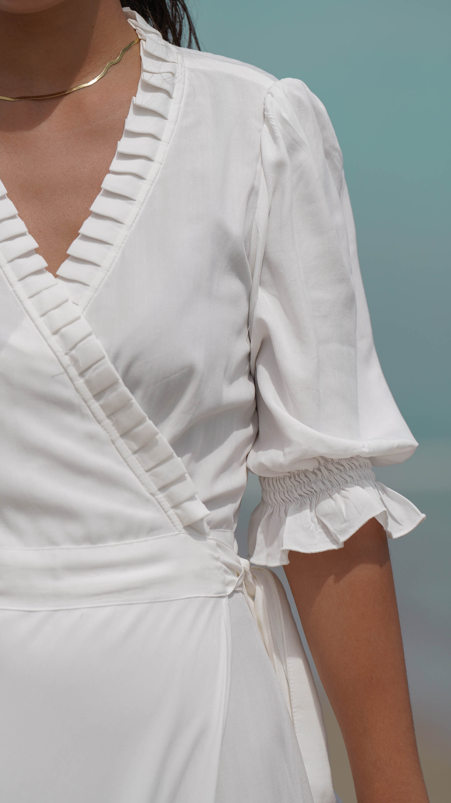 Hvit lang omslagskjole i bomull - Syrin fotsid kjole