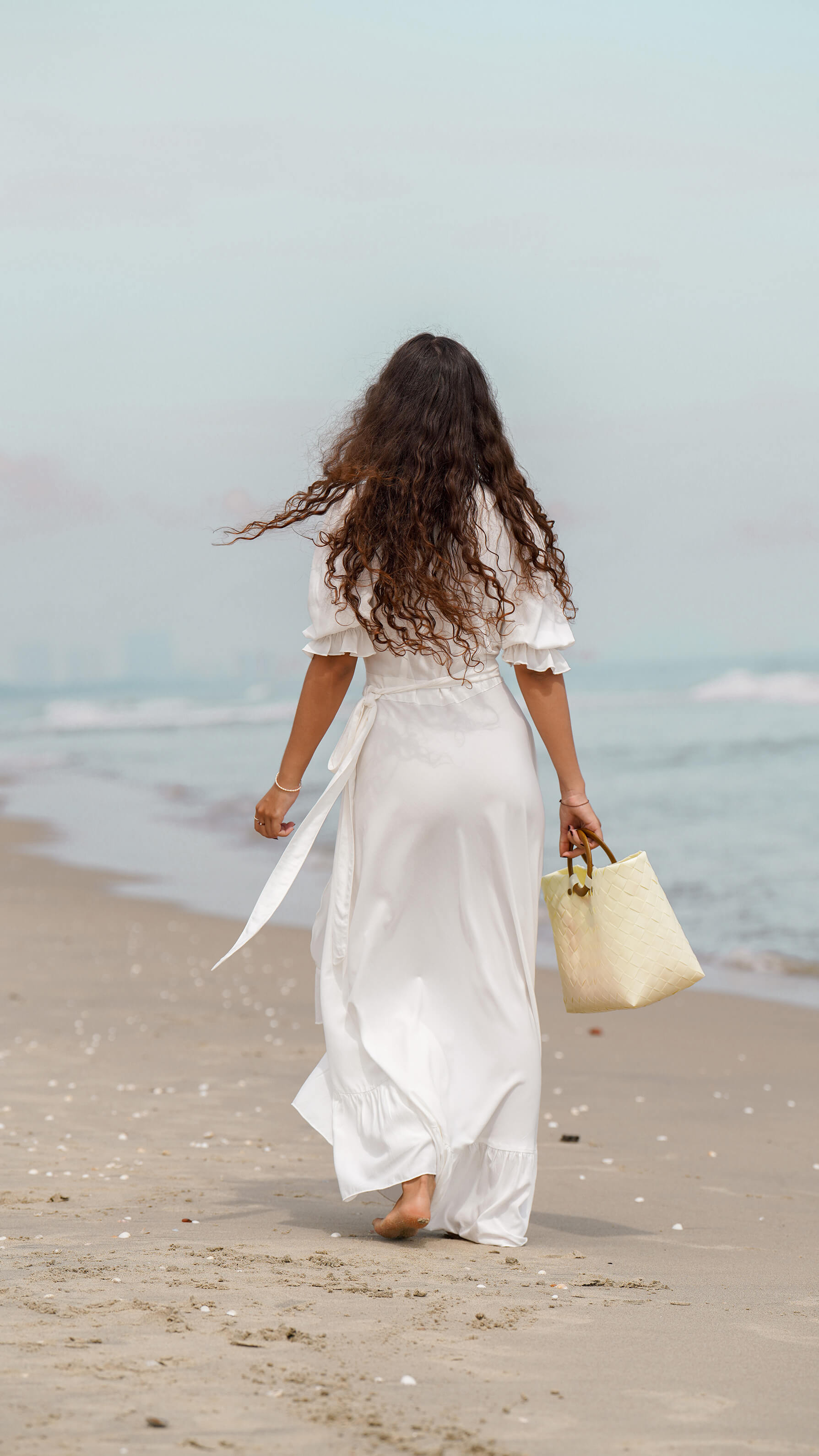 Hvit lang omslagskjole i bomull - Syrin fotsid kjole