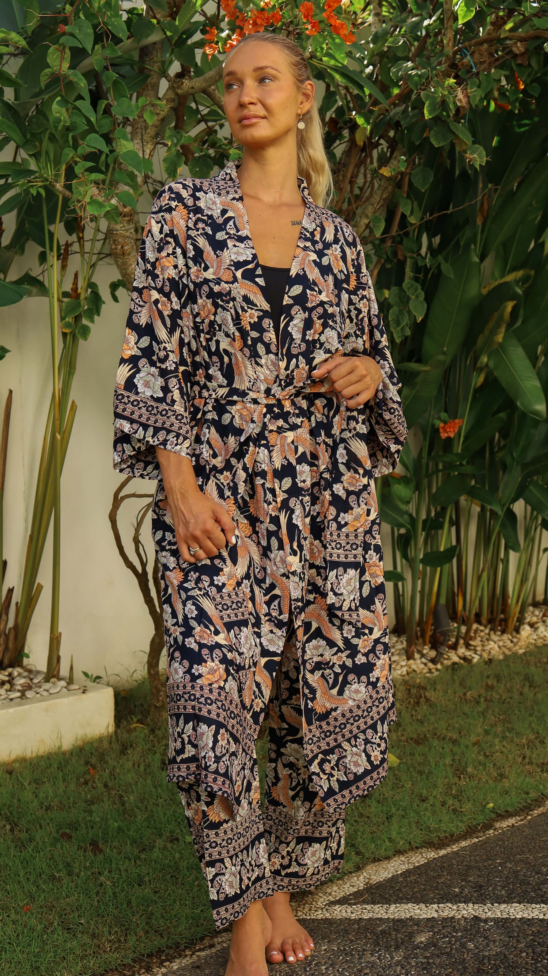 Svart kimono med fugl