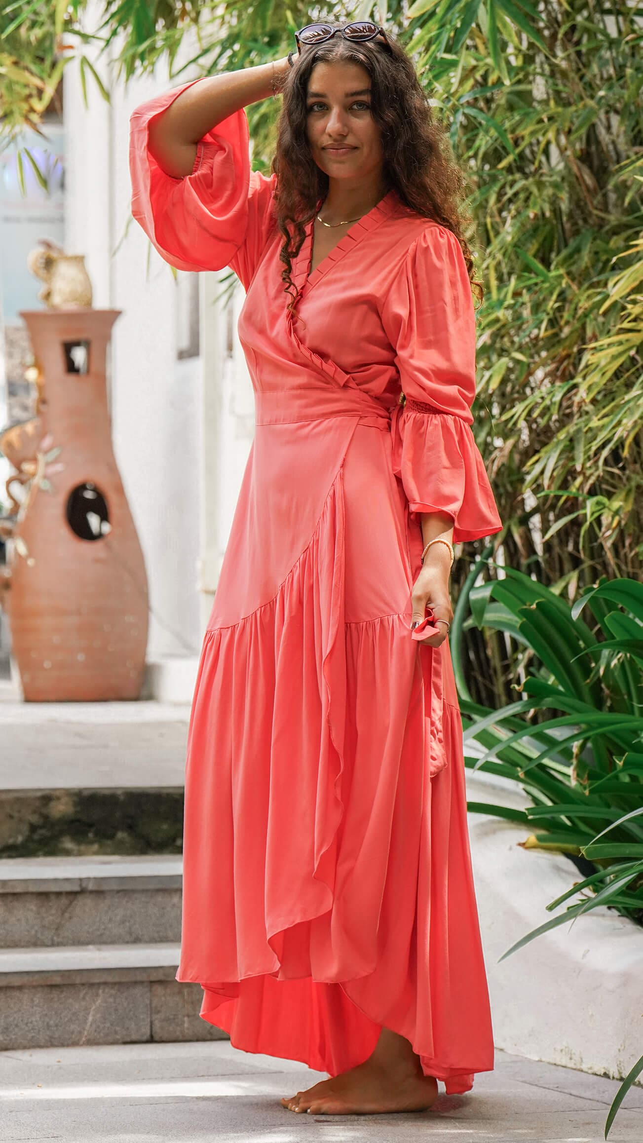 Korallfarget omslagskjole i bomull - Tulipan midikjole