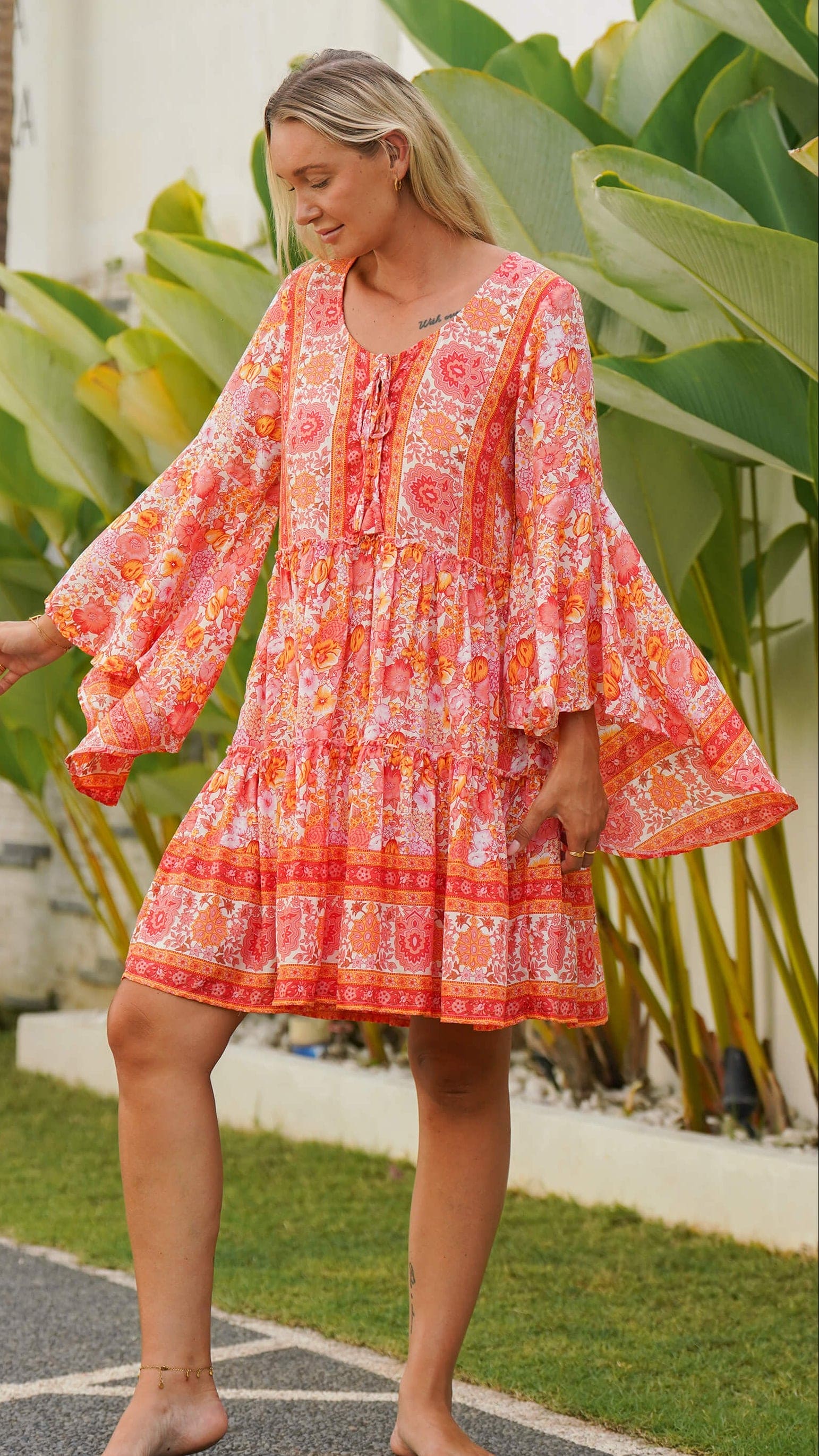 Fargeglad kort sommerkjole med vide ermer - Peon kjole