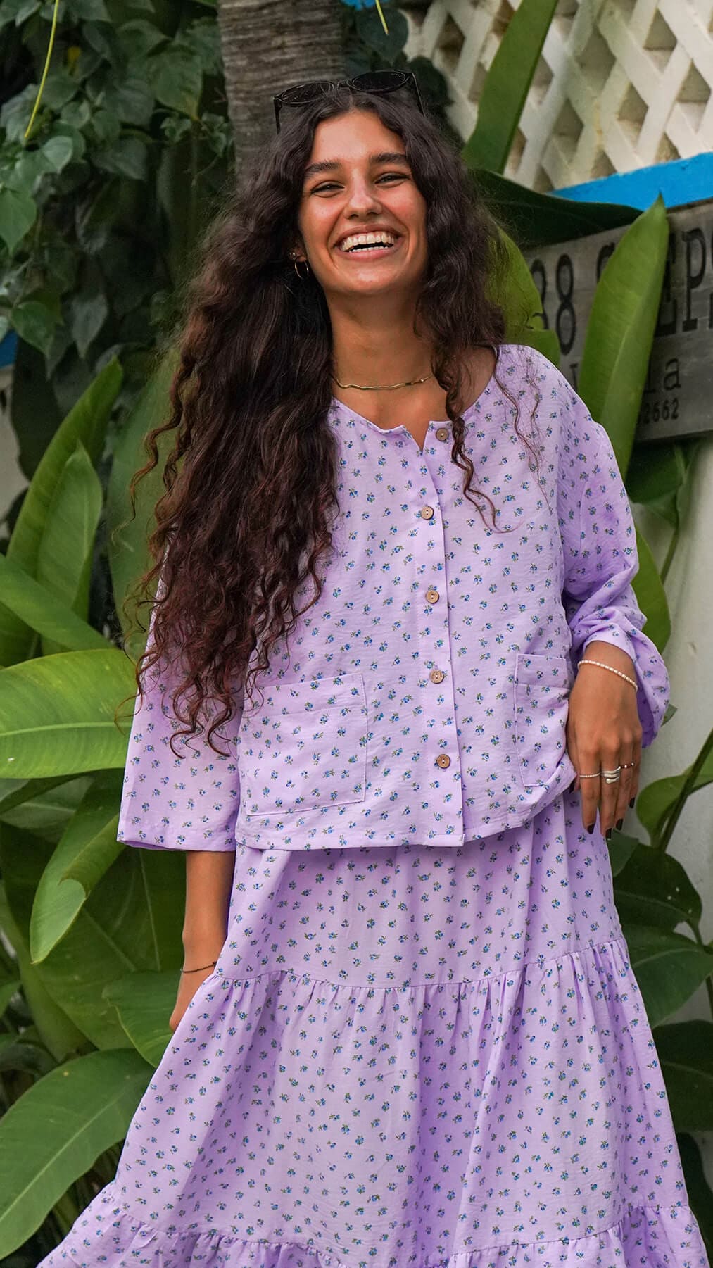 Lilla kort jakke bluse med blomster - Pelikan skjorte