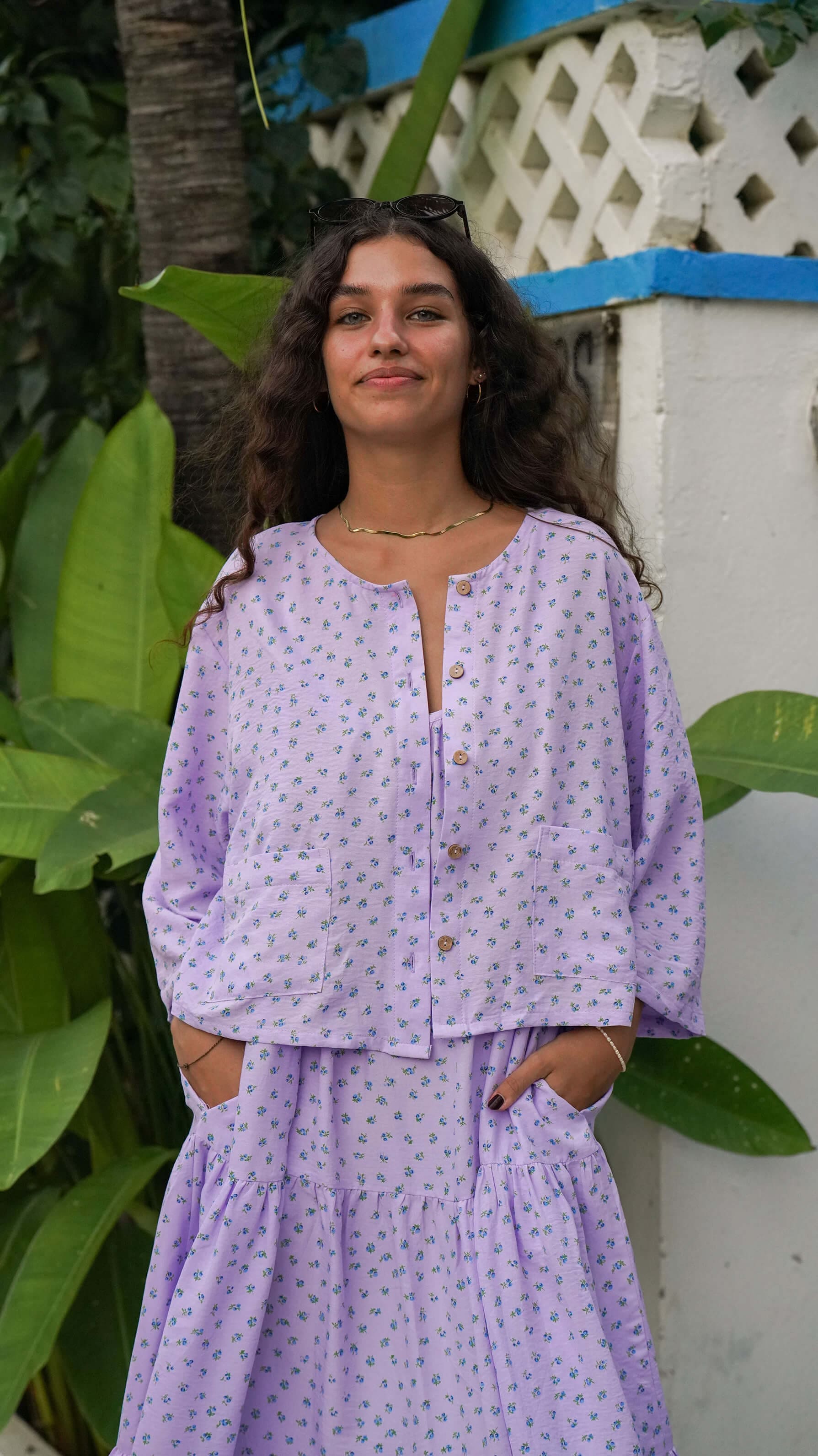 Lilla kort jakke bluse med blomster - Pelikan skjorte