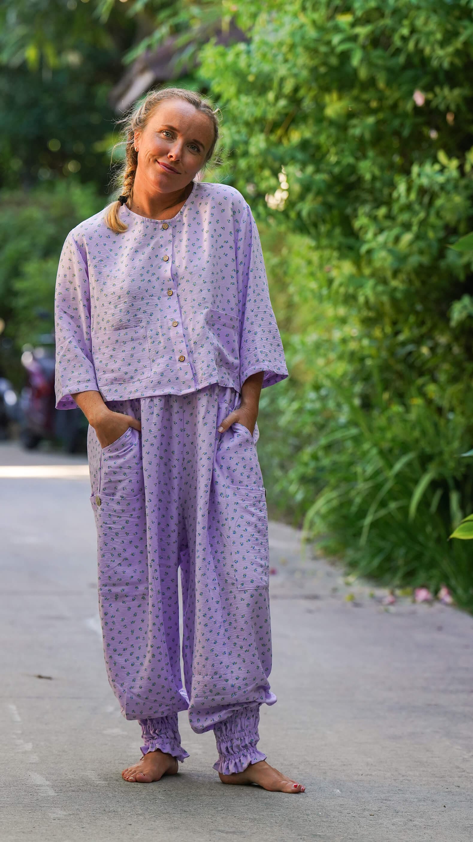 Vid lilla haremsbukse med blomster