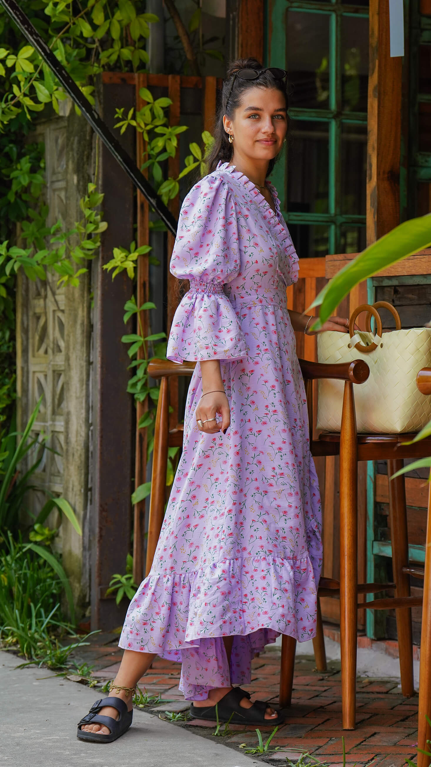 Lang lilla omslagskjole med småblomster - Syrin fotsid kjole