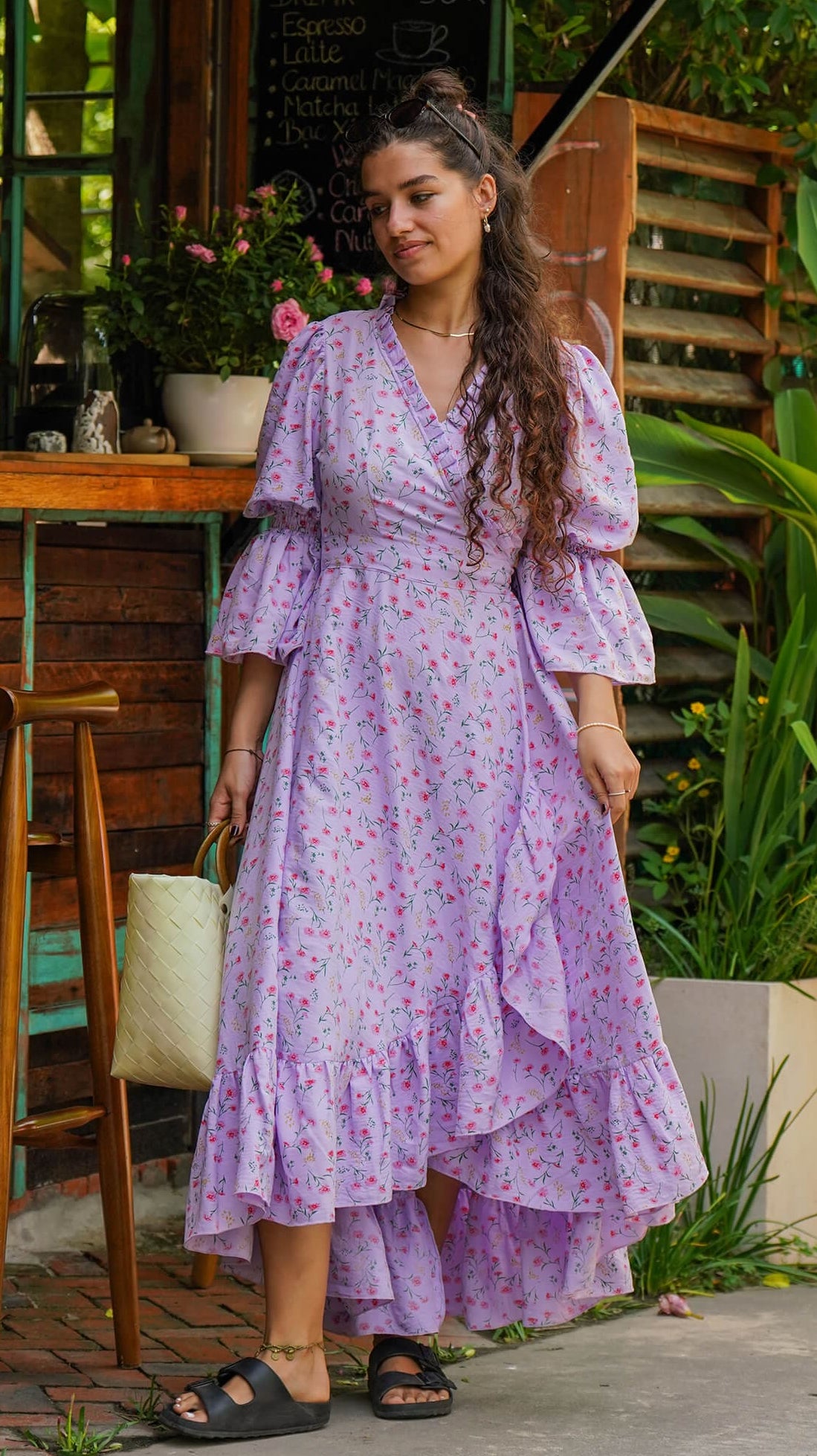 Lang lilla omslagskjole med småblomster - Syrin fotsid kjole