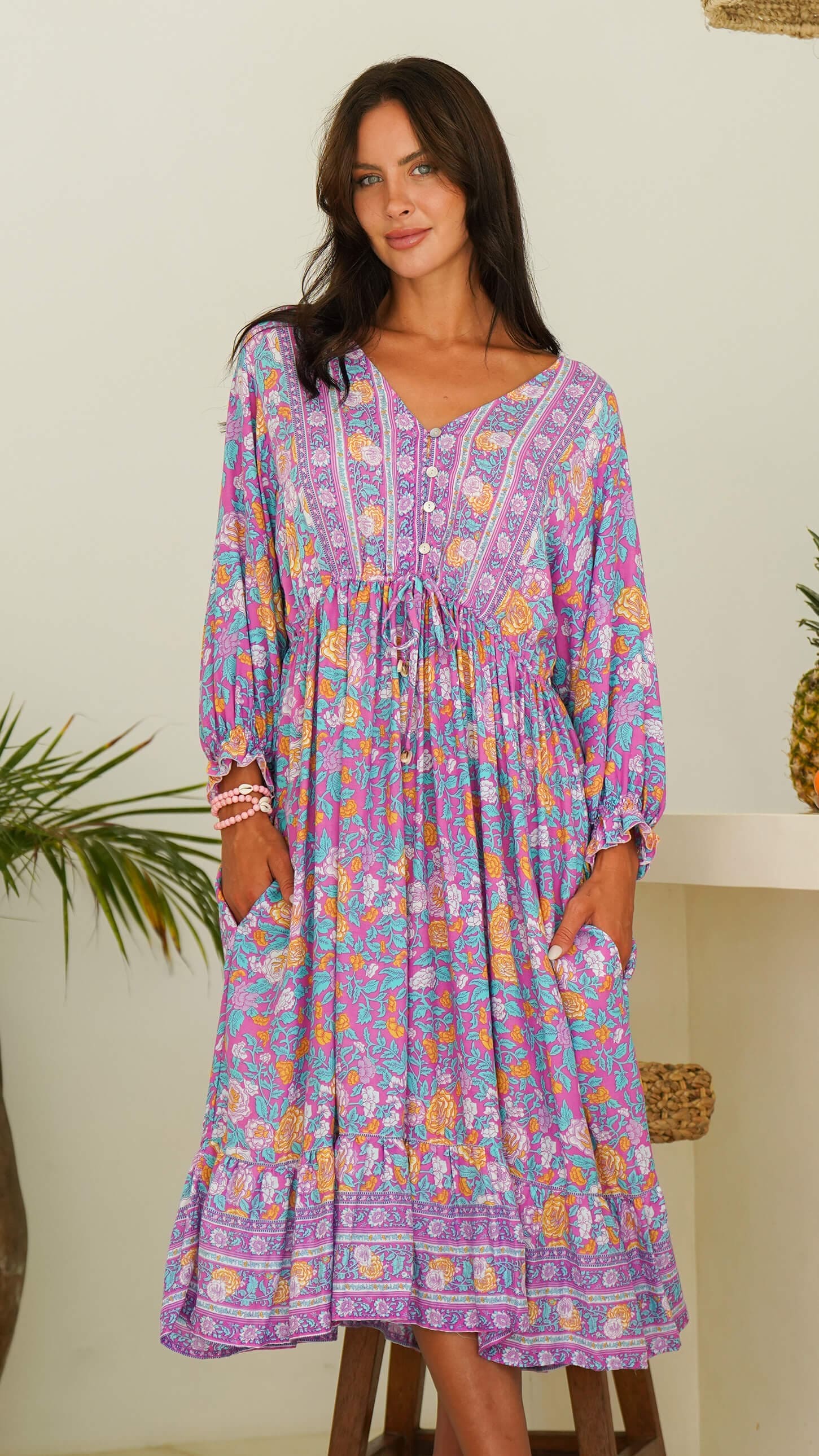 Bohemsk lilla sommerkjole med blomster - Georgine midikjole