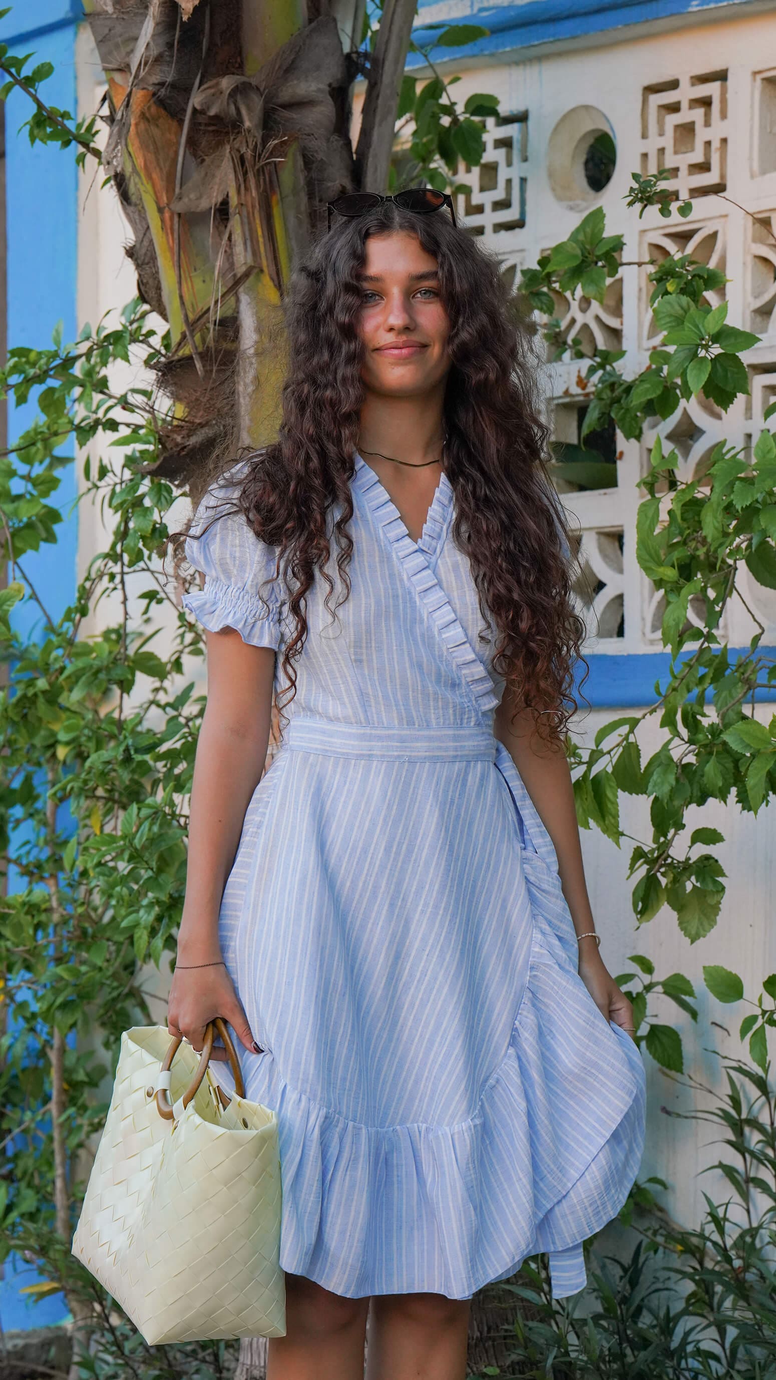 Kort stripete omslagskjole i lyseblå lin - Syrin linkjole