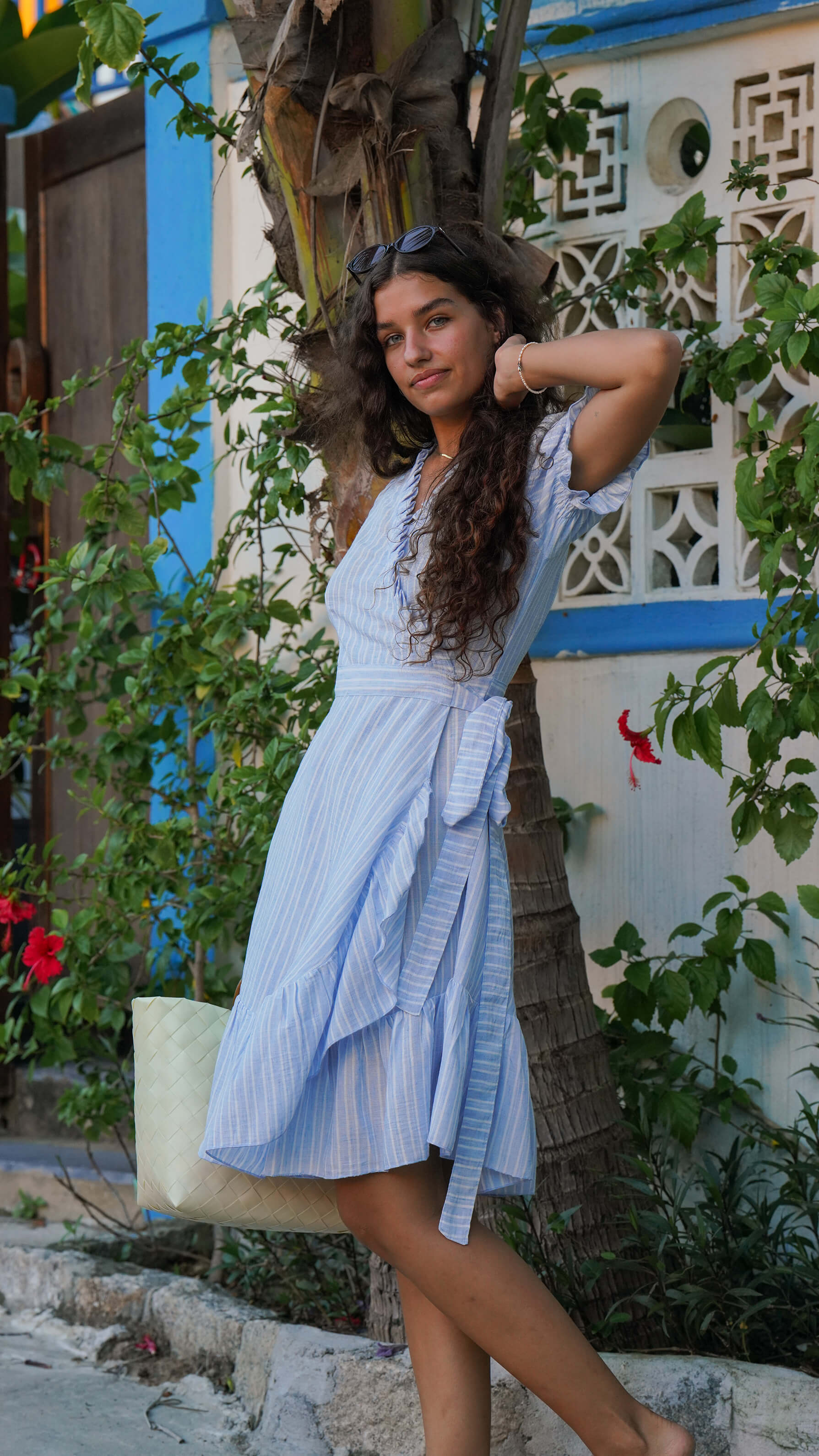 Kort stripete omslagskjole i lyseblå lin - Syrin linkjole