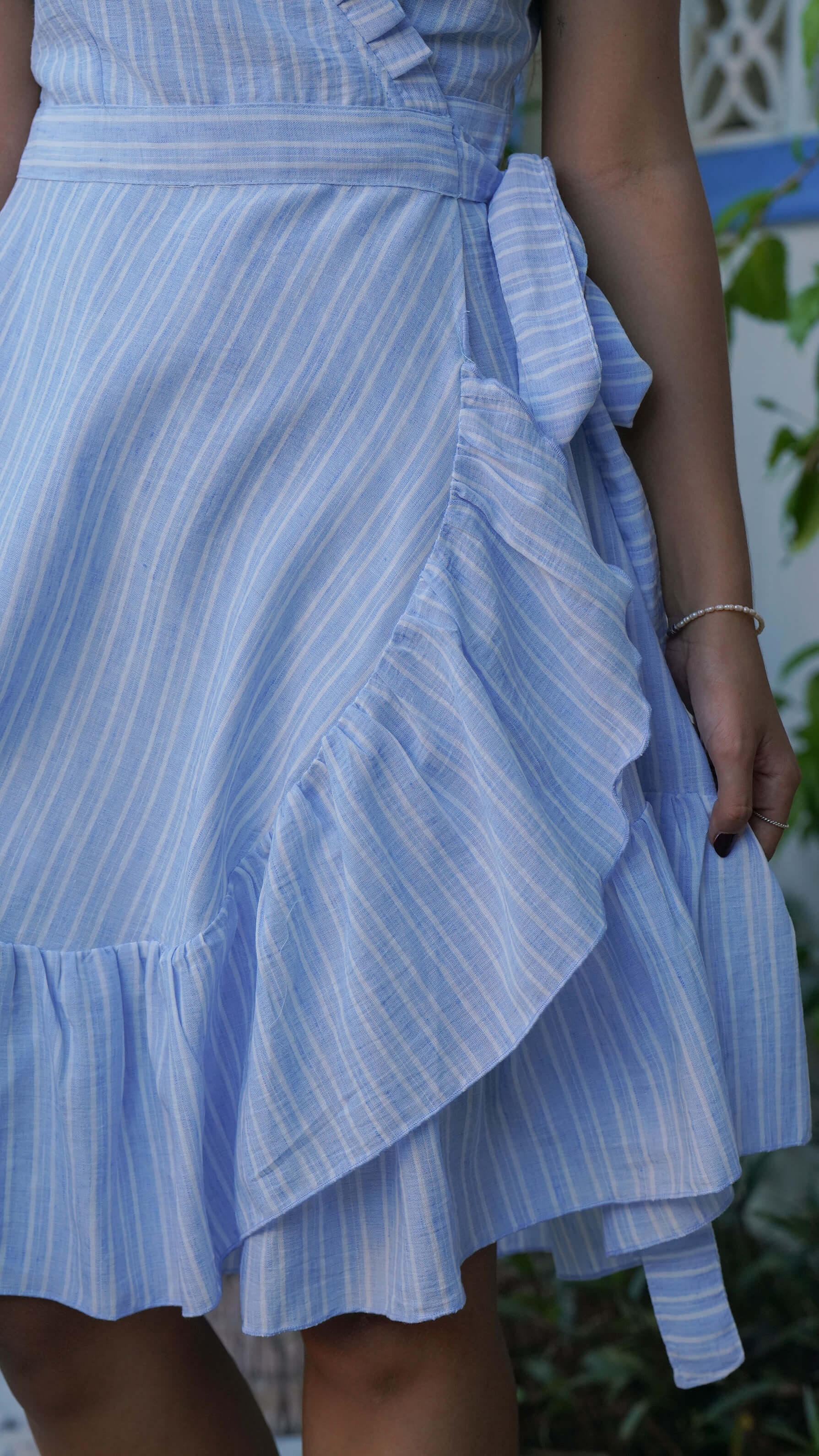 Kort stripete omslagskjole i lyseblå lin - Syrin linkjole