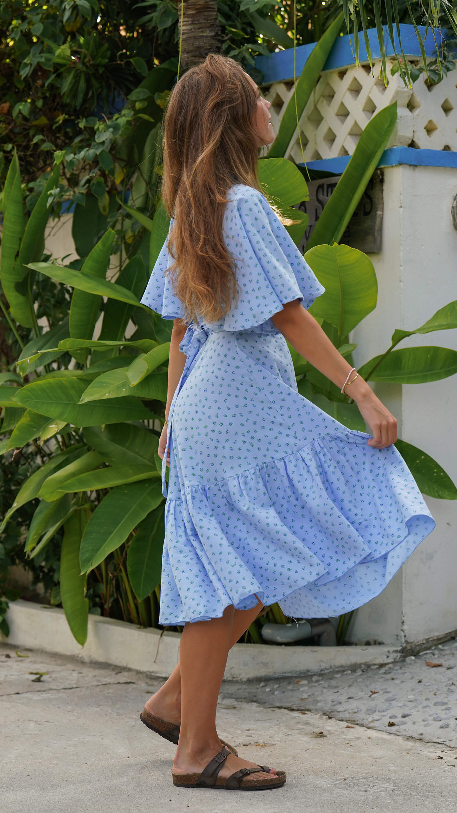 Blå omslagskjole med småblomstrete mønster - Syrin kjole