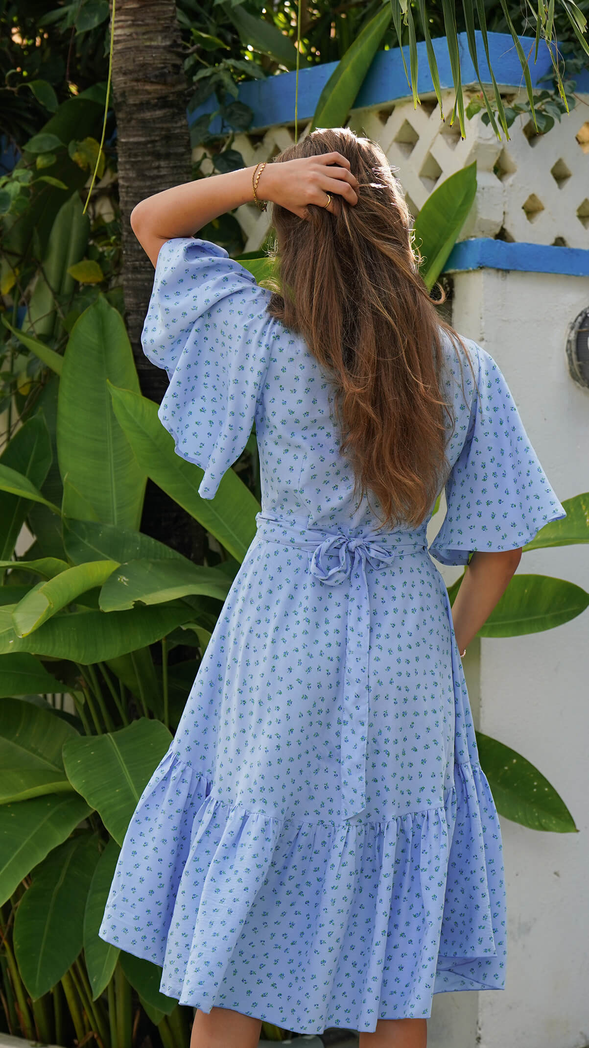 Blå omslagskjole med småblomstrete mønster - Syrin kjole