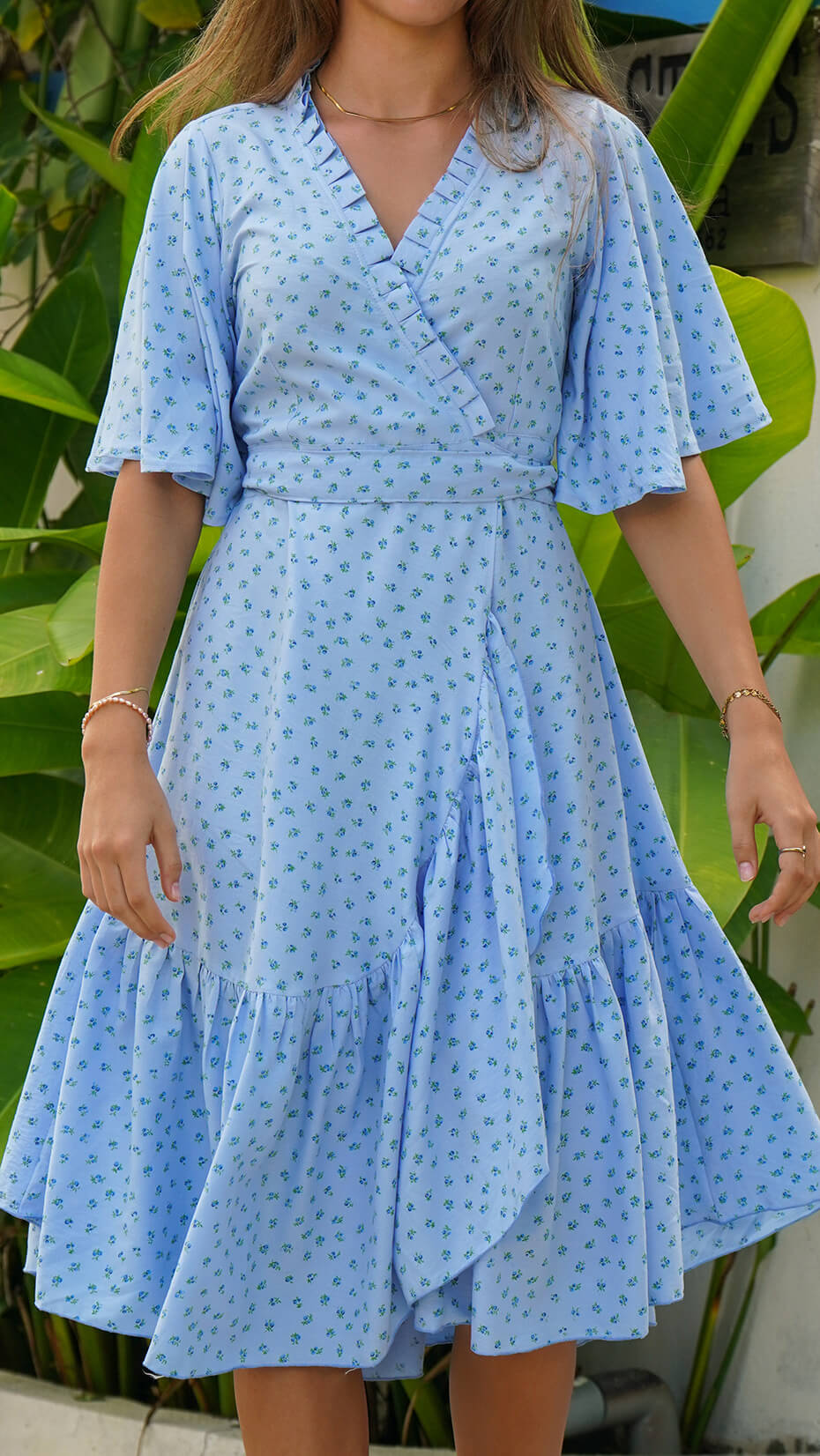 Blå omslagskjole med småblomstrete mønster - Syrin kjole