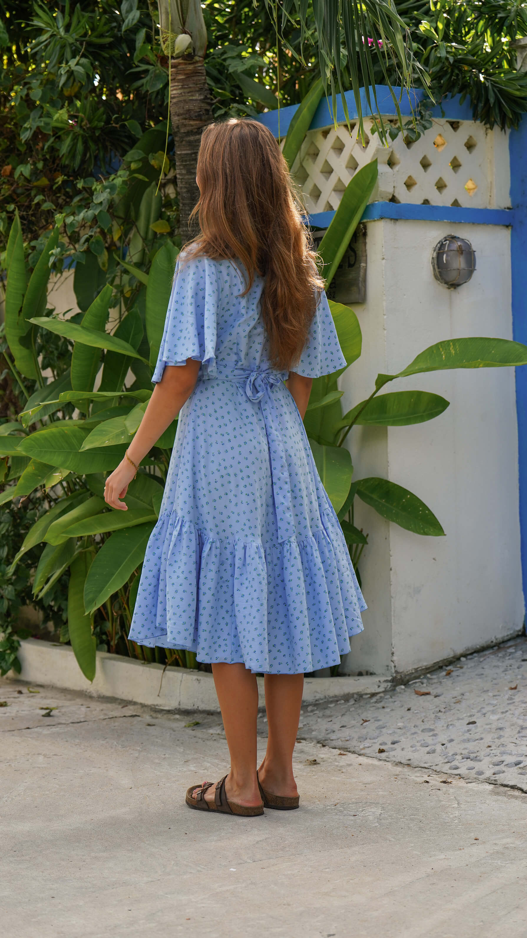 Blå omslagskjole med småblomstrete mønster - Syrin kjole