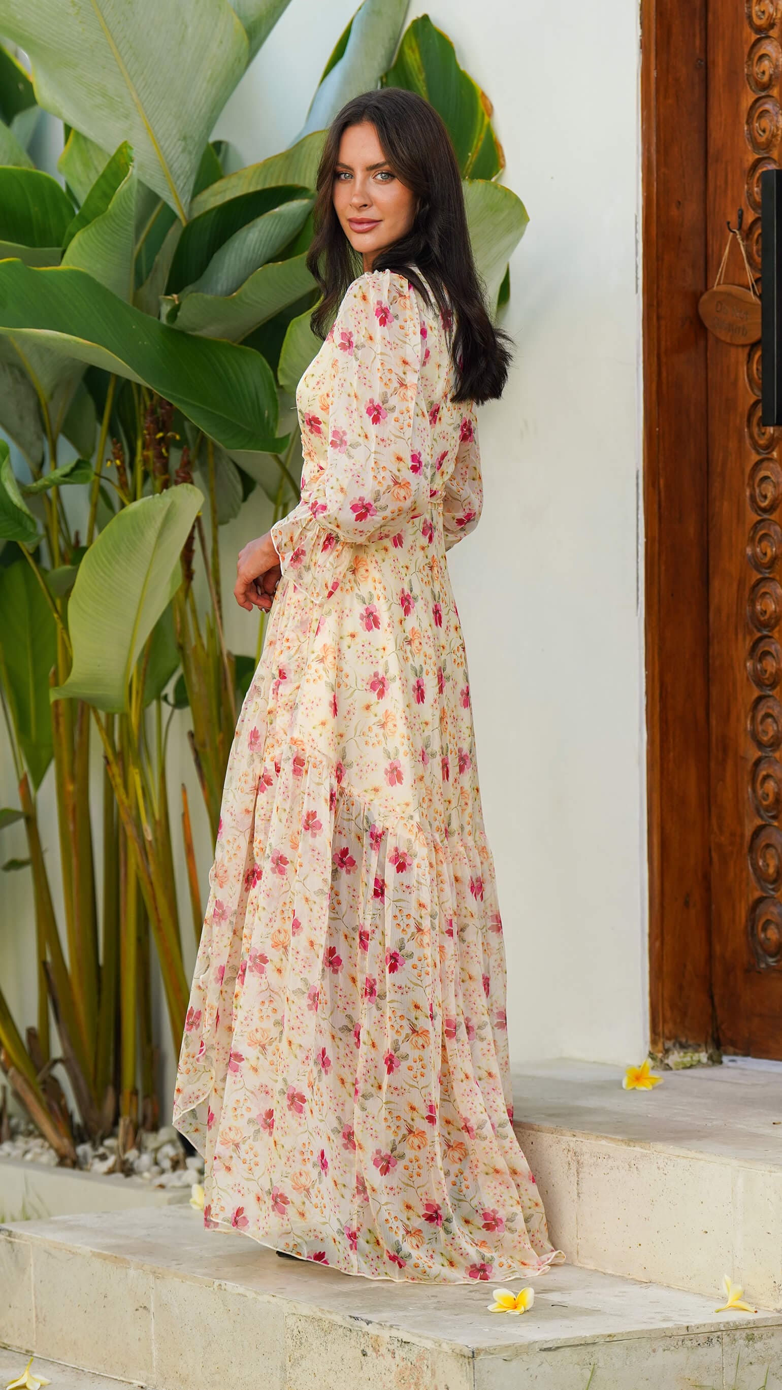 Smørgul fotsid omslagskjole i chiffon - Tulipan lang festkjole