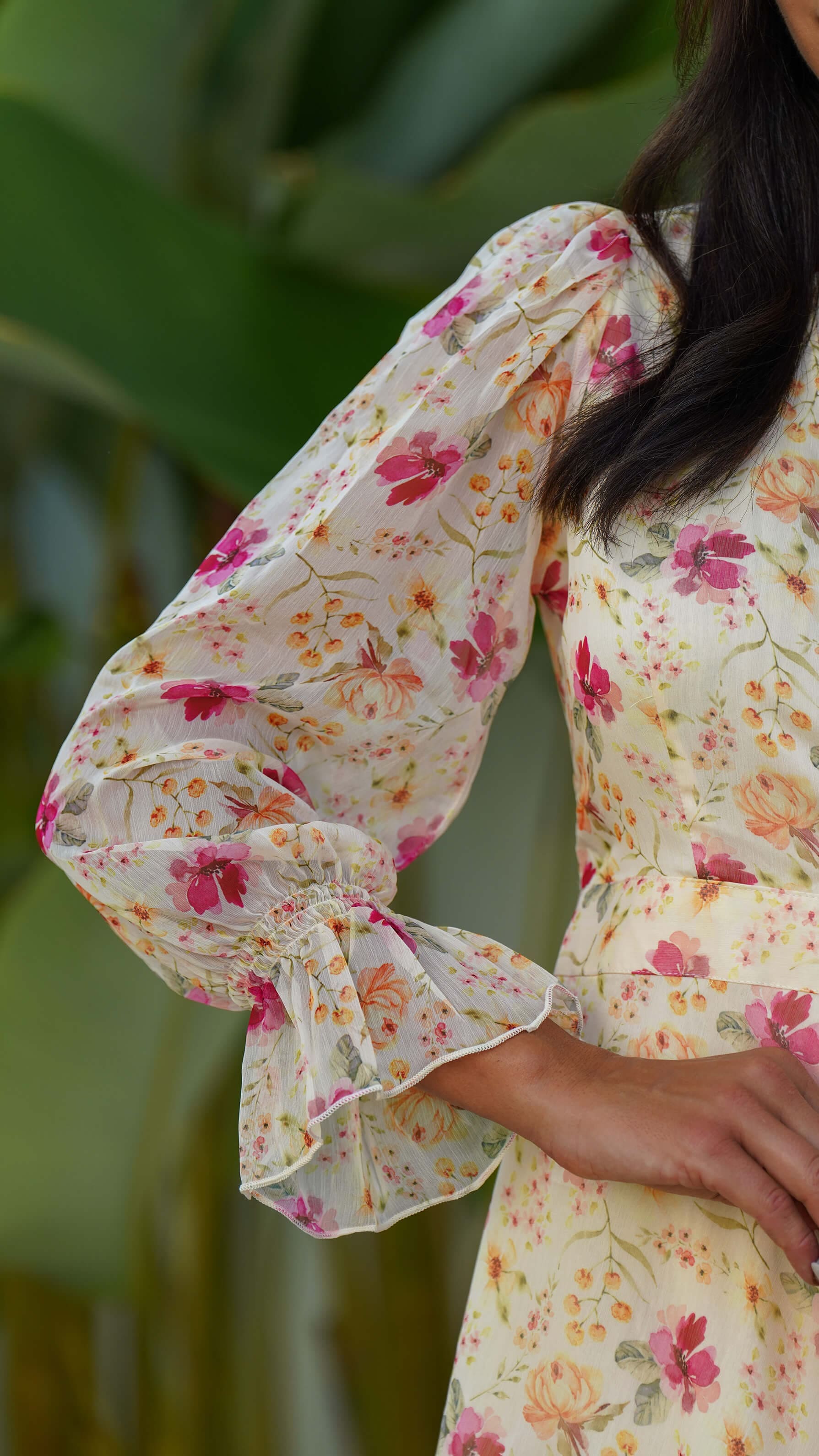 Smørgul fotsid omslagskjole i chiffon - Tulipan lang festkjole