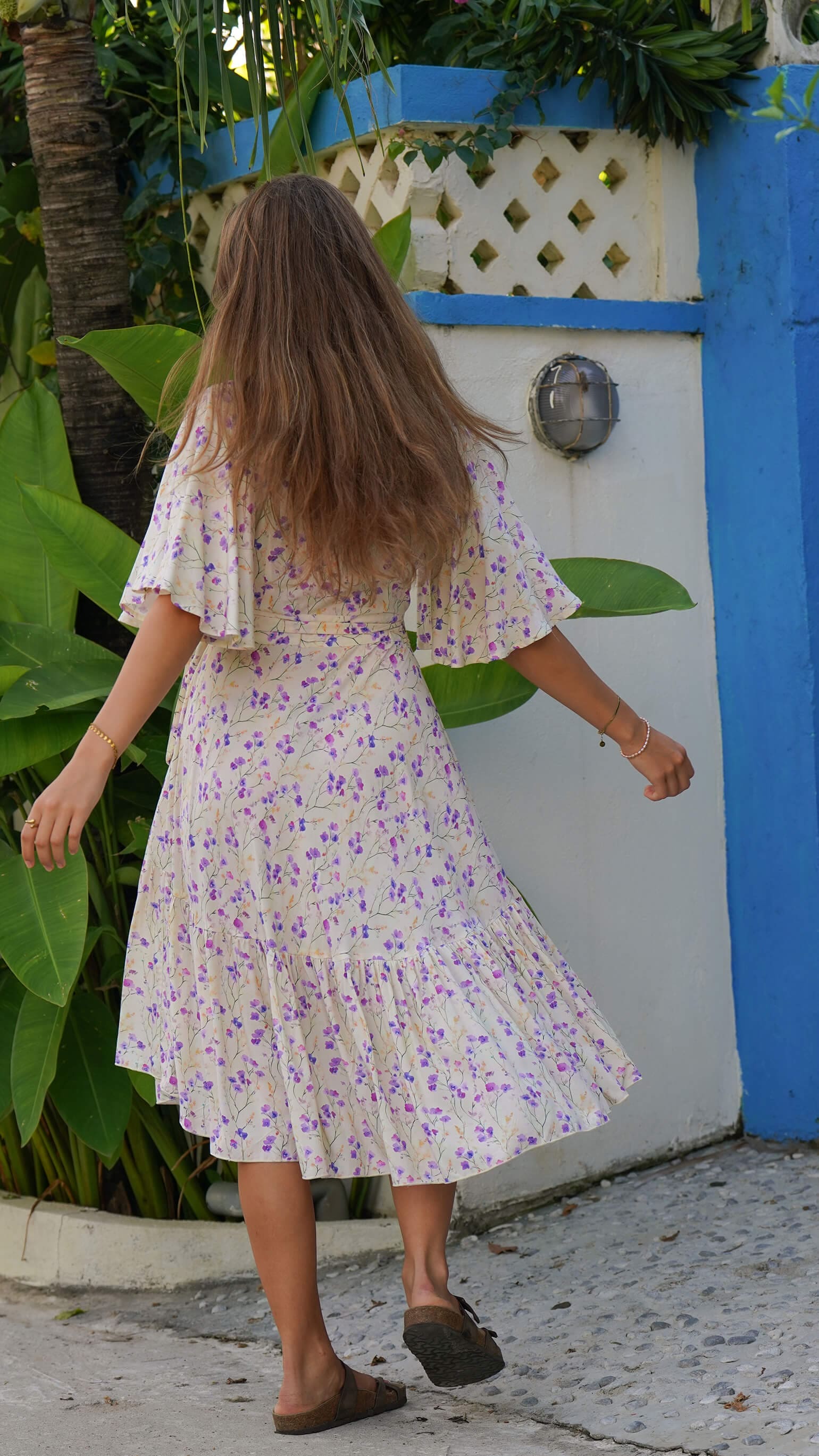 Smørgul omslagskjole med lilla blomster - Syrin sommerkjole