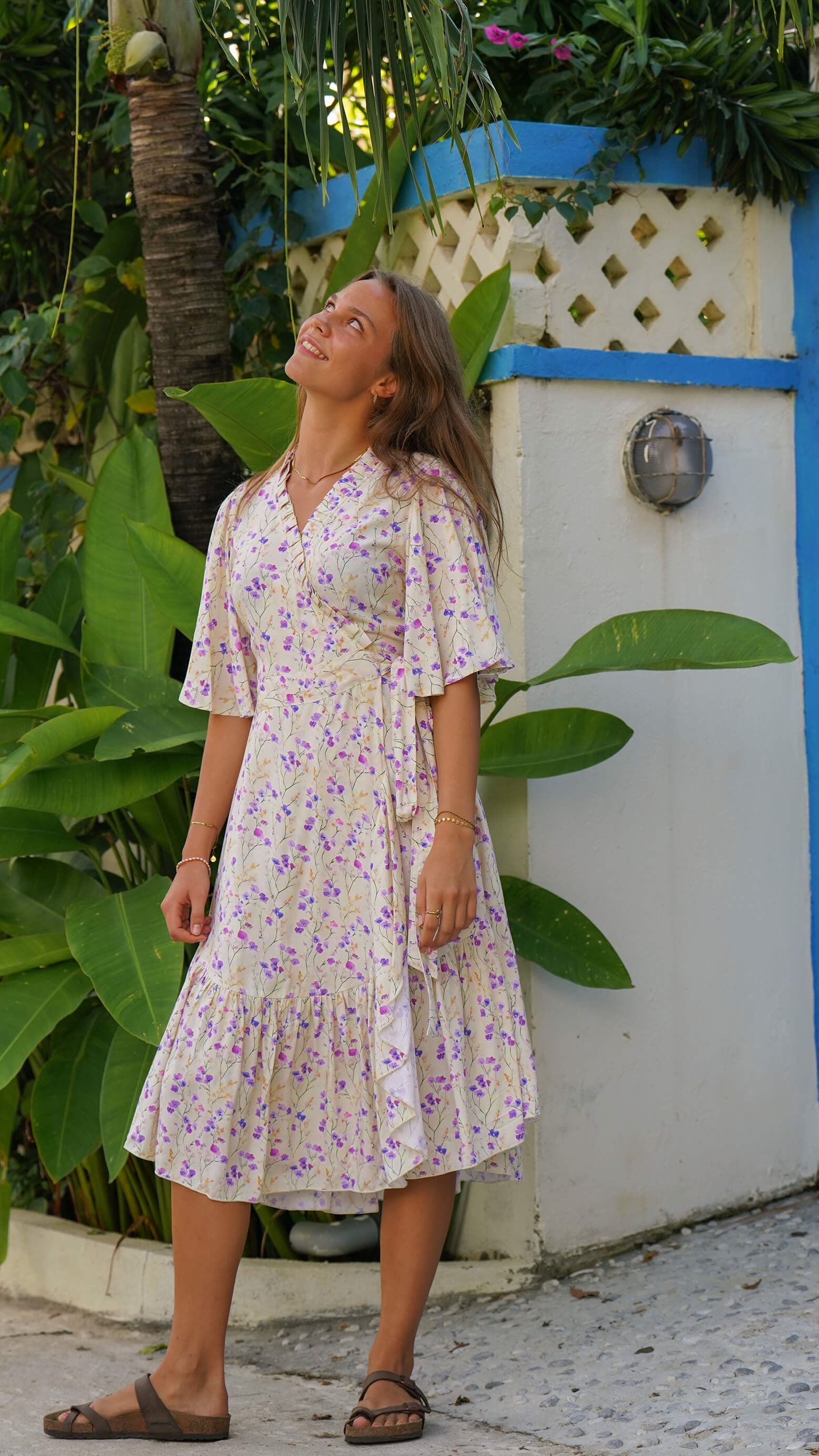 Smørgul omslagskjole med lilla blomster - Syrin sommerkjole