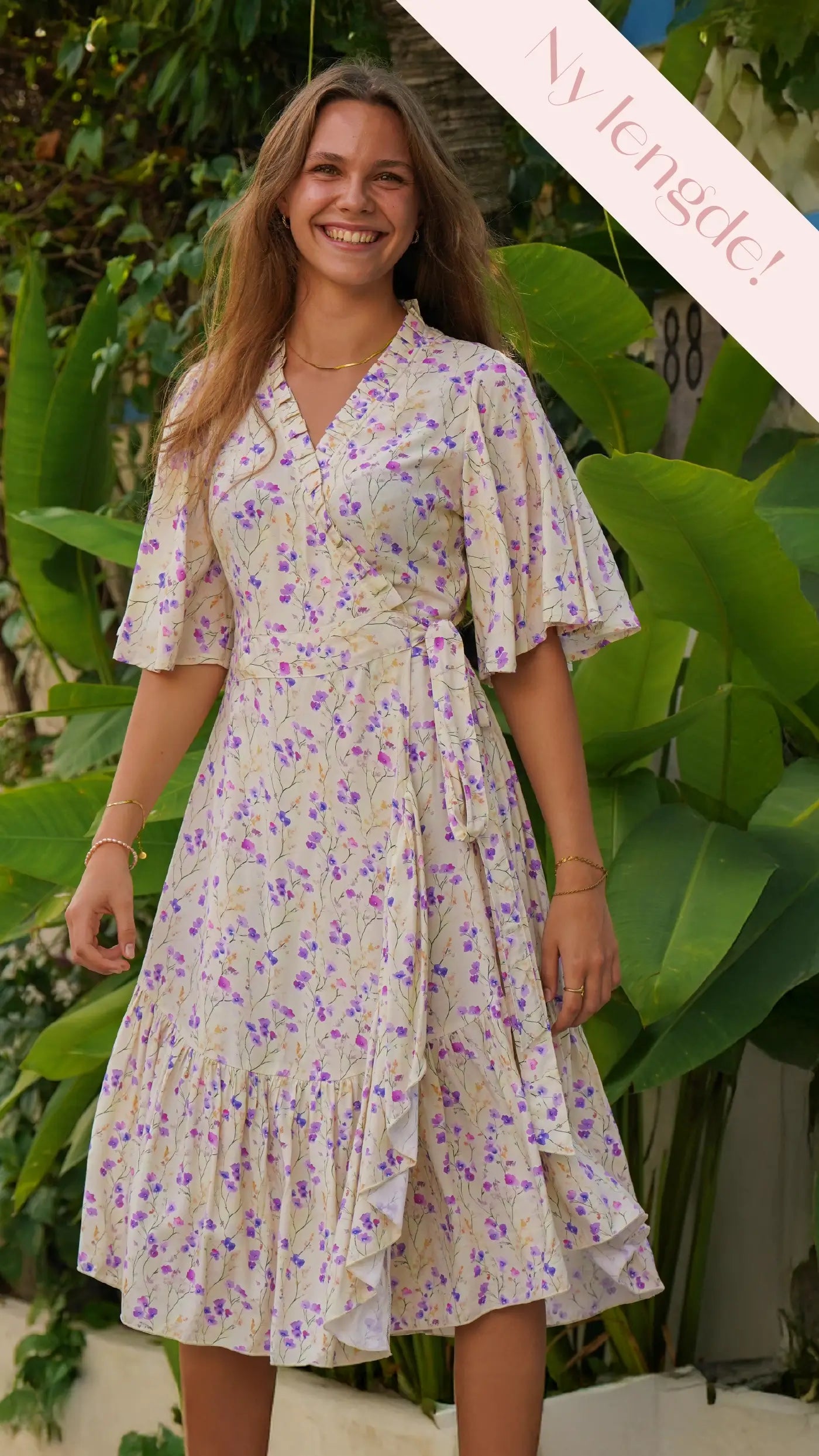 Smørgul omslagskjole med lilla blomster - Syrin sommerkjole