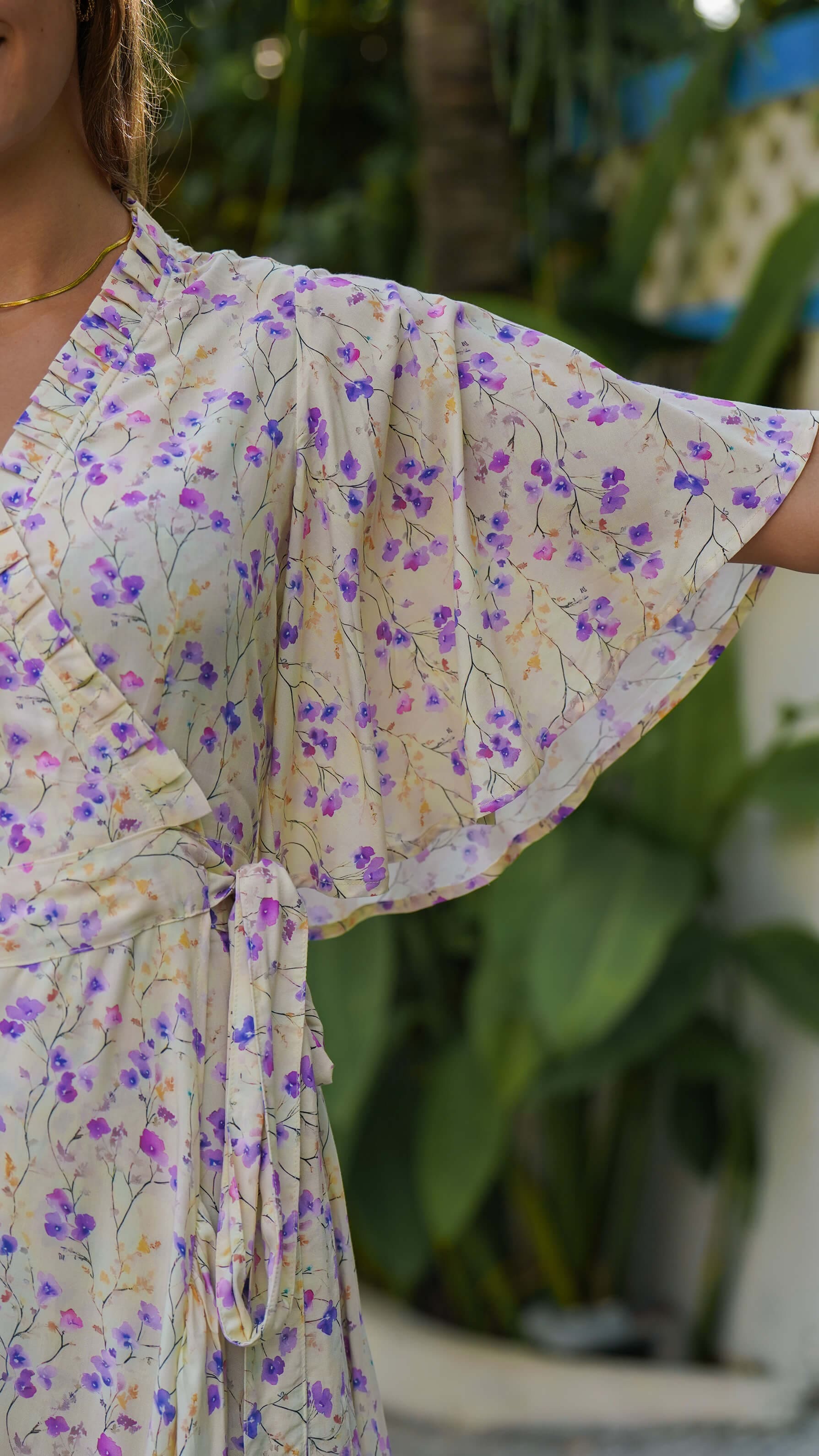 Smørgul omslagskjole med lilla blomster - Syrin sommerkjole