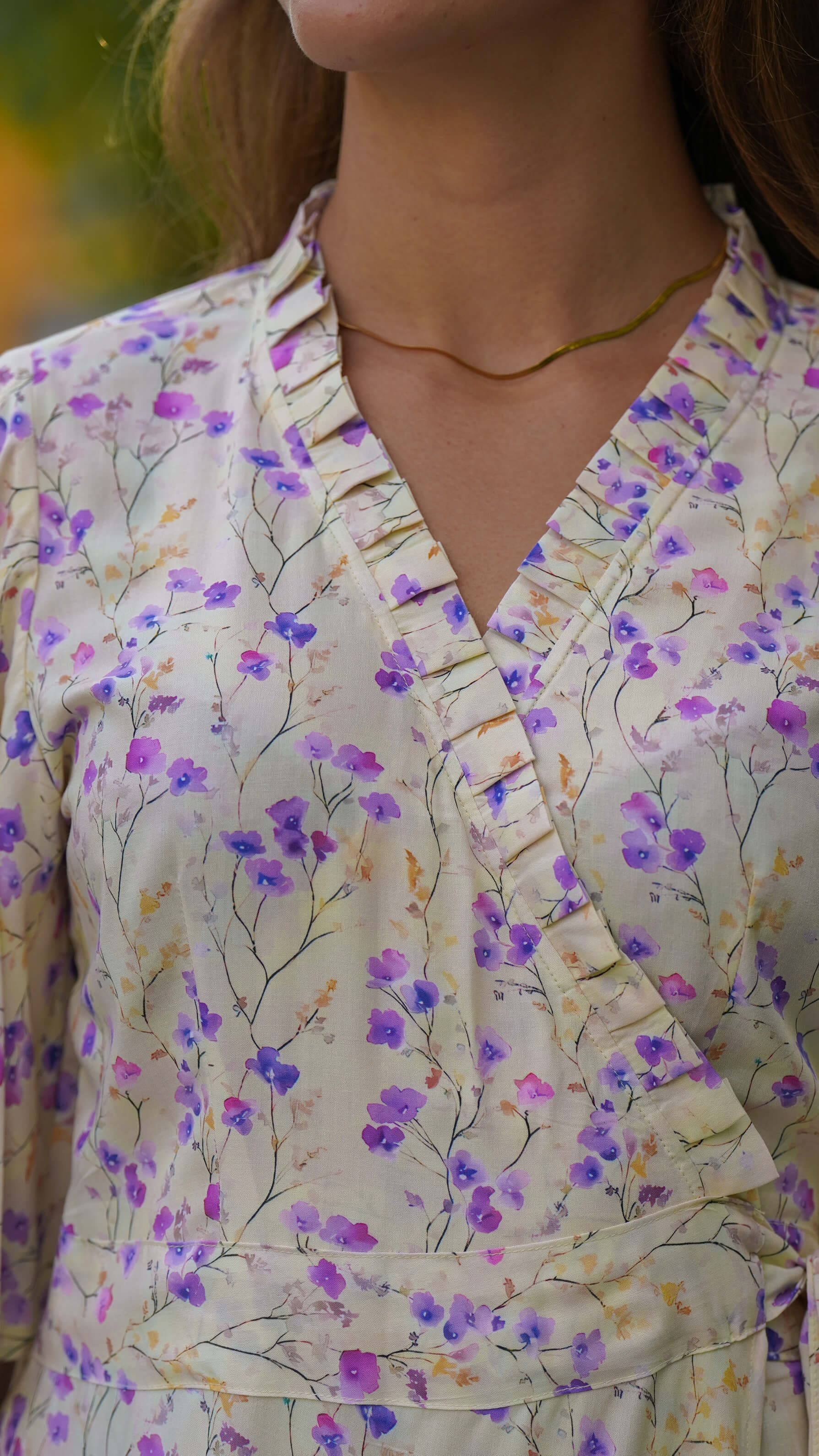 Smørgul omslagskjole med lilla blomster - Syrin sommerkjole