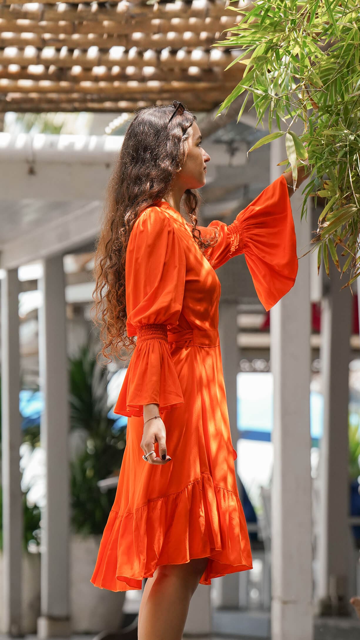 Knall orange kort omslagskjole - Syrin kjole