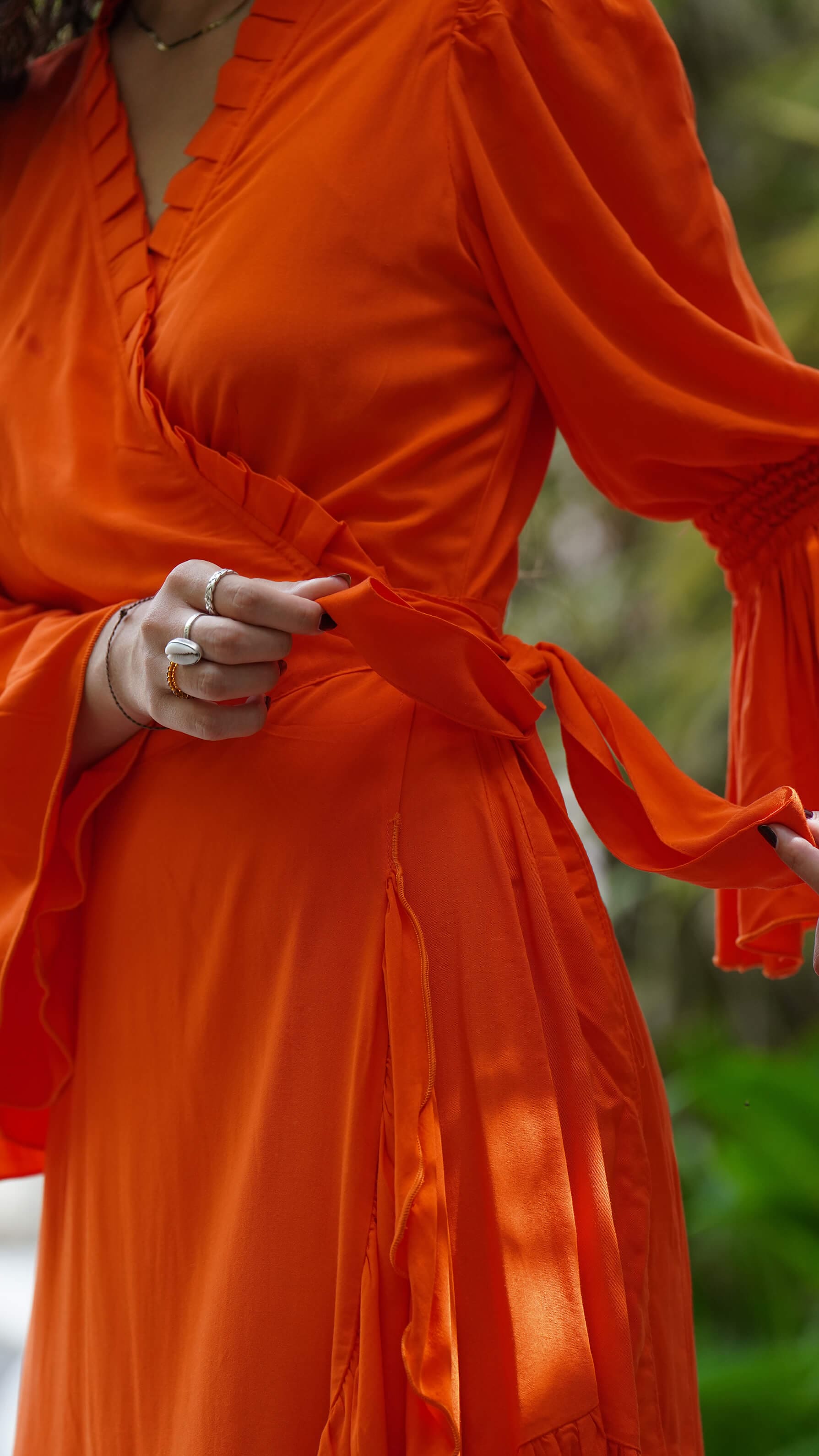 Knall orange kort omslagskjole - Syrin kjole