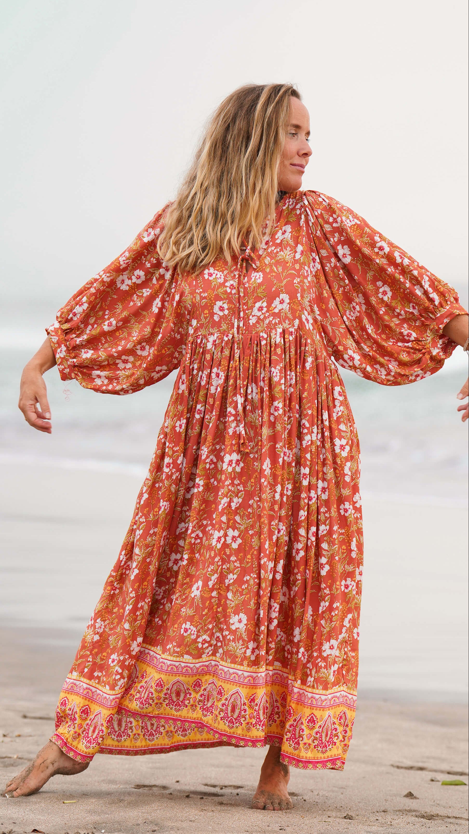 Orange bohemsk midikjole med lommer - Stokkrose sommerkjole