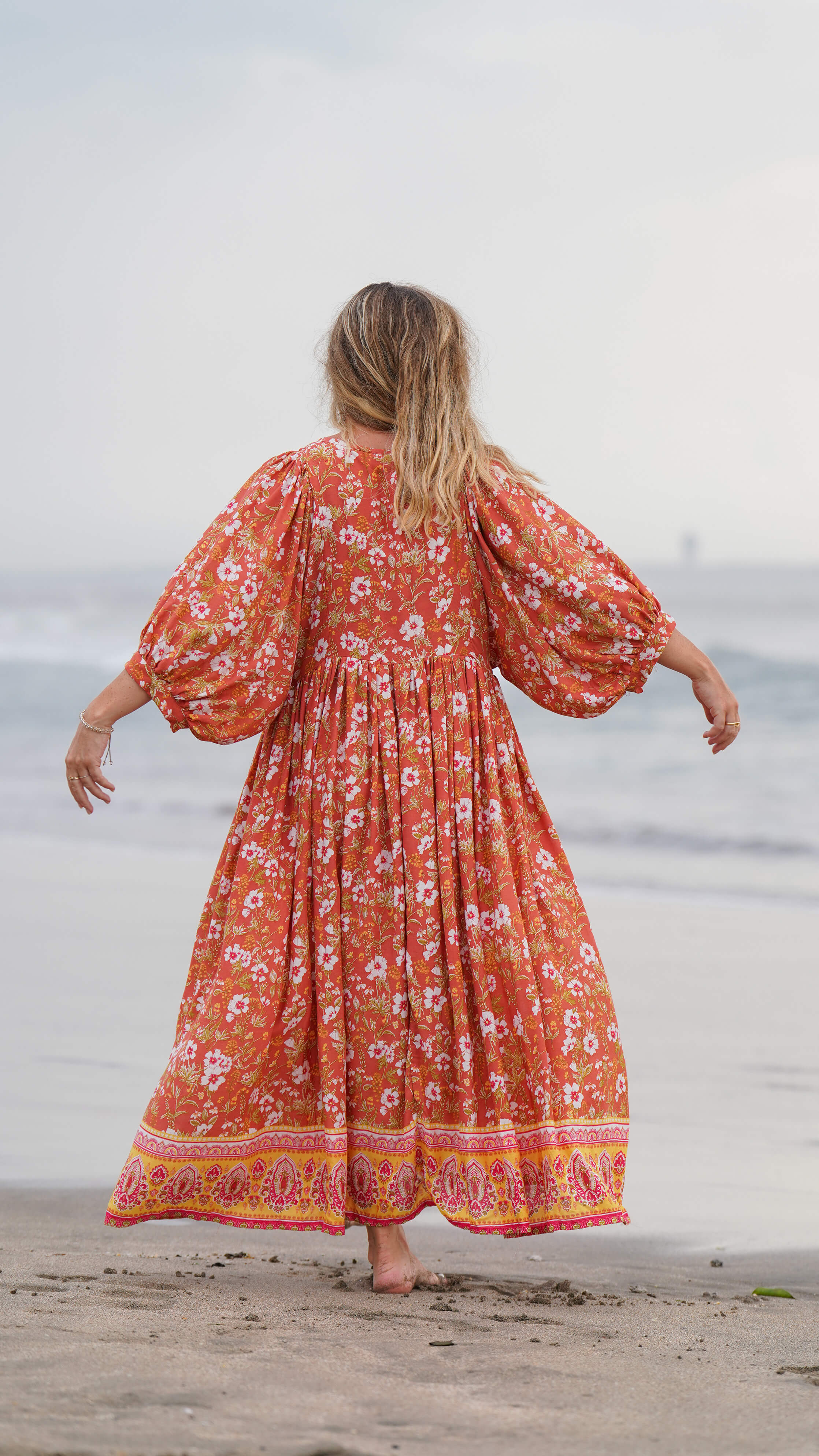 Orange bohemsk midikjole med lommer - Stokkrose sommerkjole