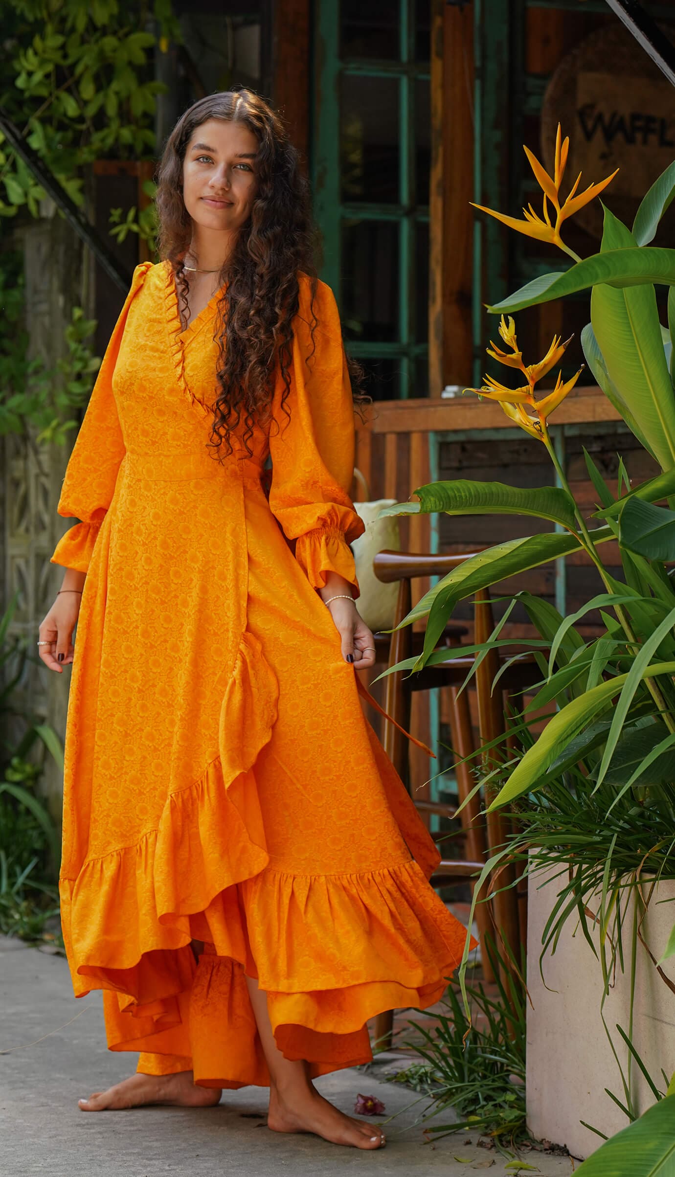 Orange ensfarget silke omslagskjole - Syrin fotsid festkjole
