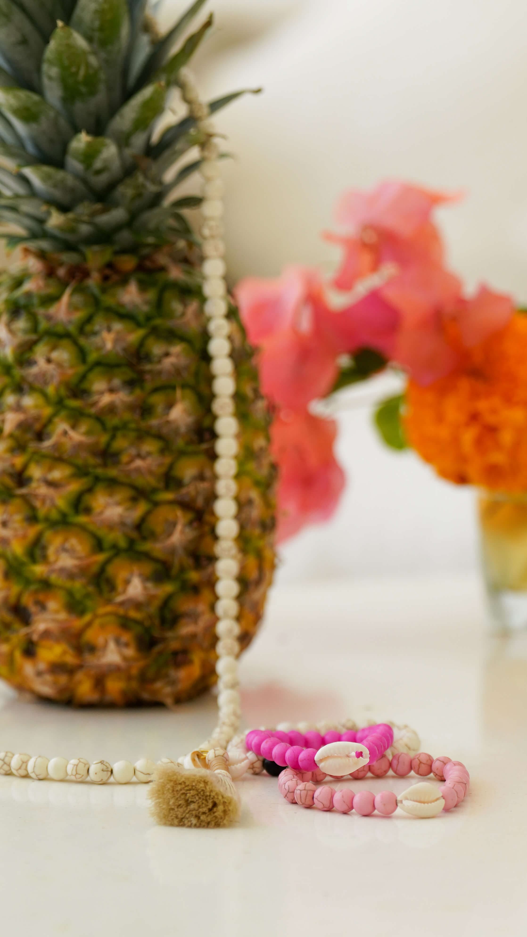 Lyserosa armbånd av keramikk perler med skjell - Cosmos armbånd