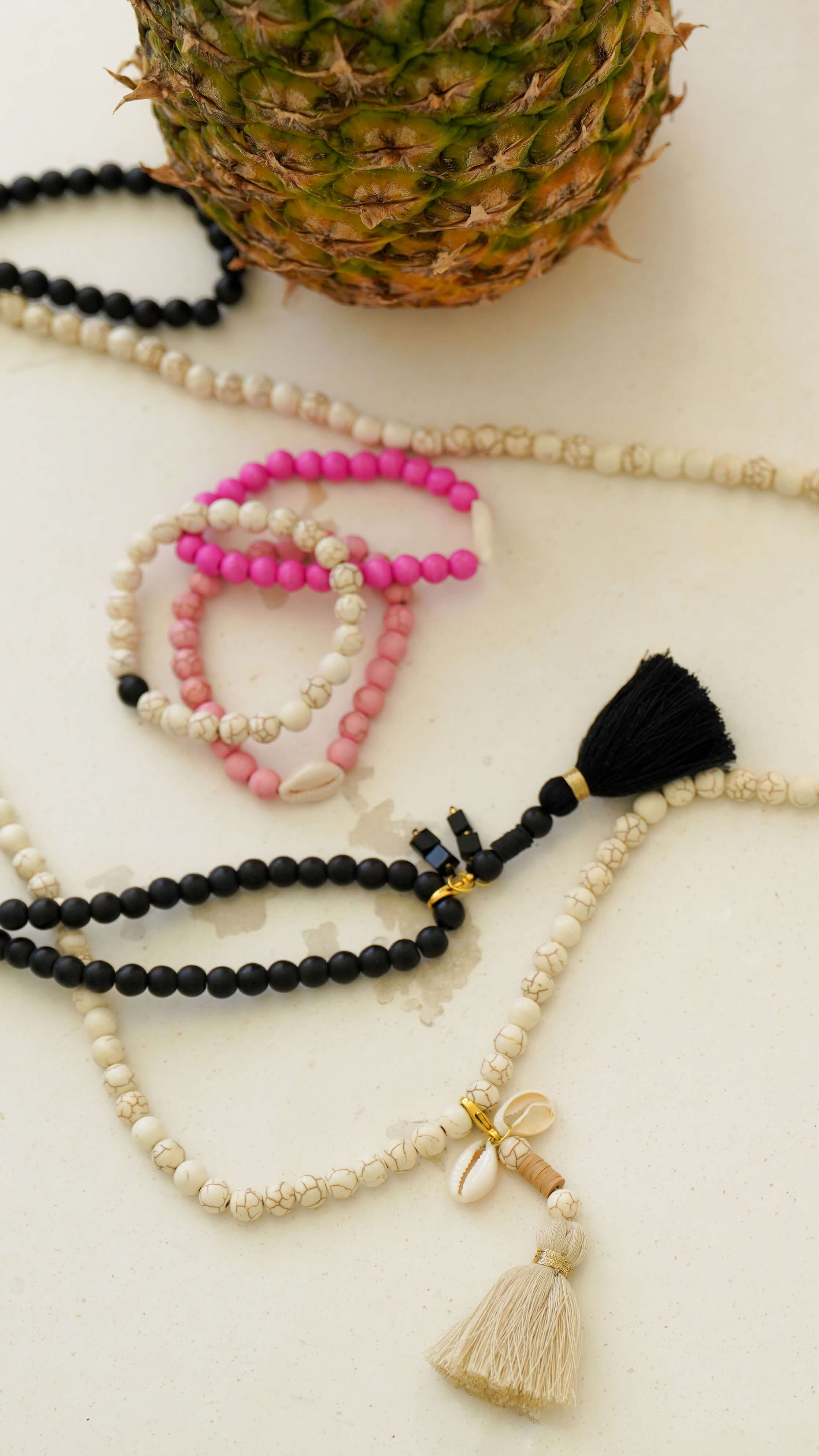 Hvitt perlesmykke av keramikk med dusk - Cosmos halskjede