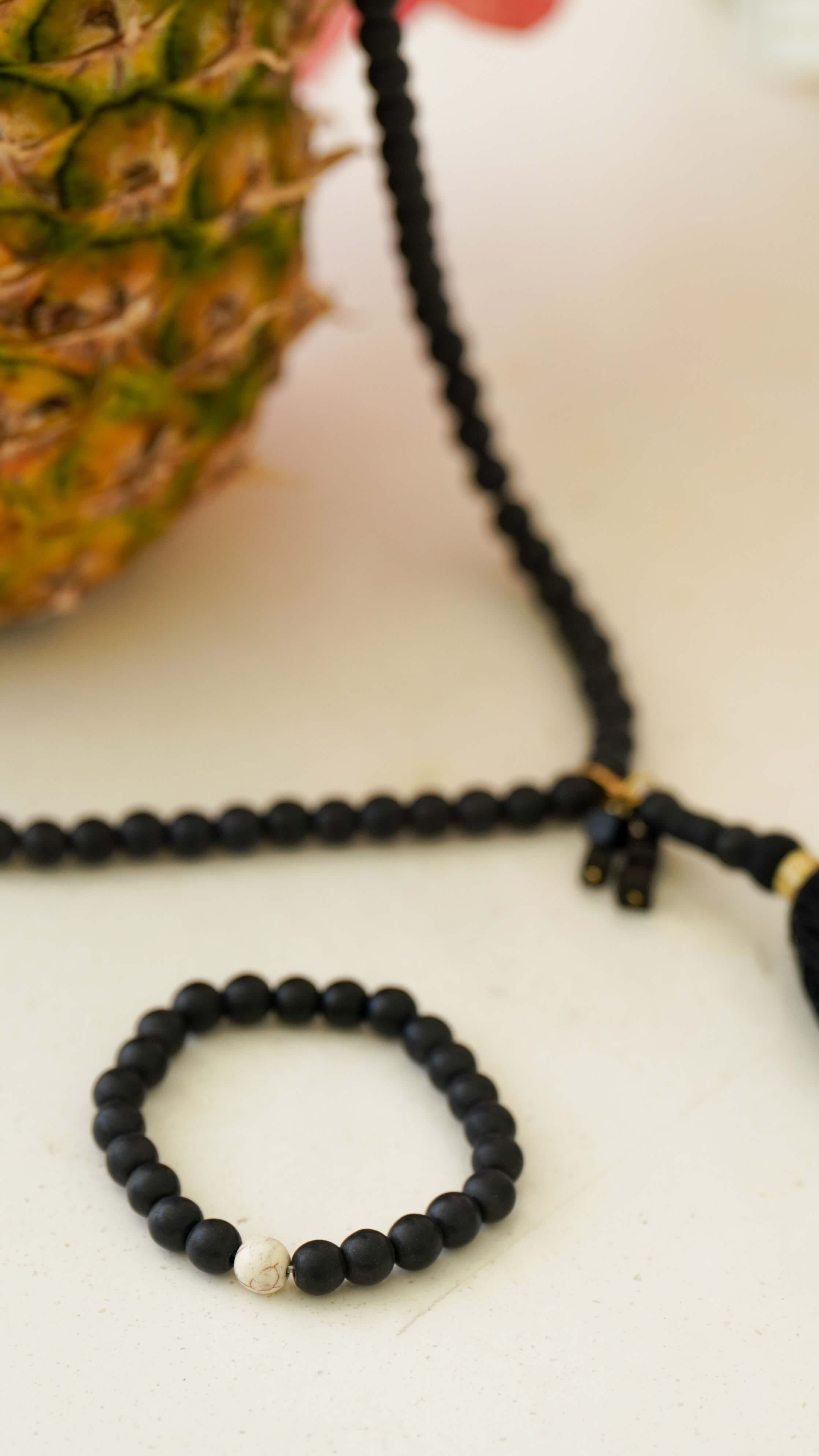 Svart armbånd av keramikk perler - Cosmos perlearmbånd