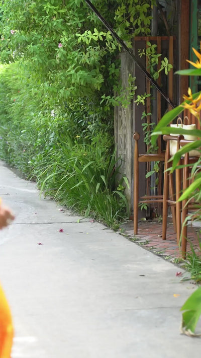 Orange ensfarget silke omslagskjole