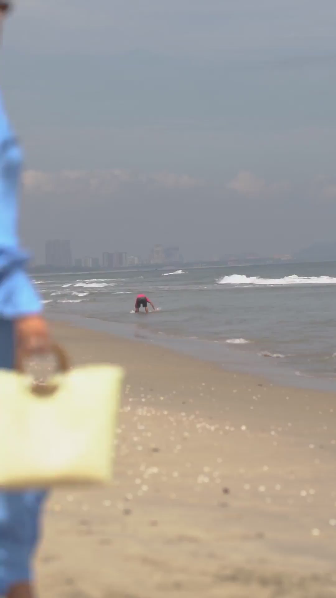 Blå ensfarget omslagskjole i bomull