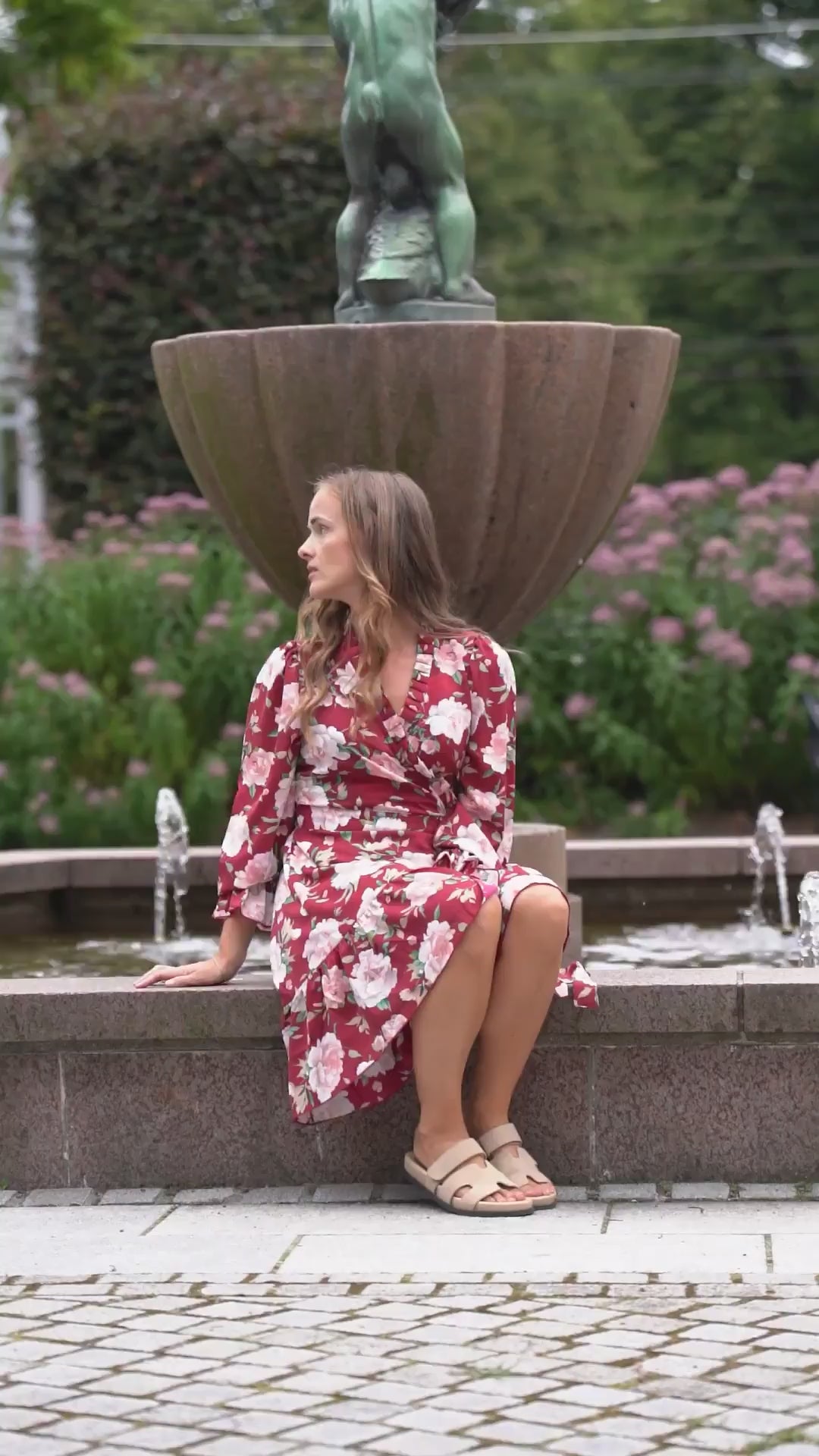 kort burgunder omslagskjole